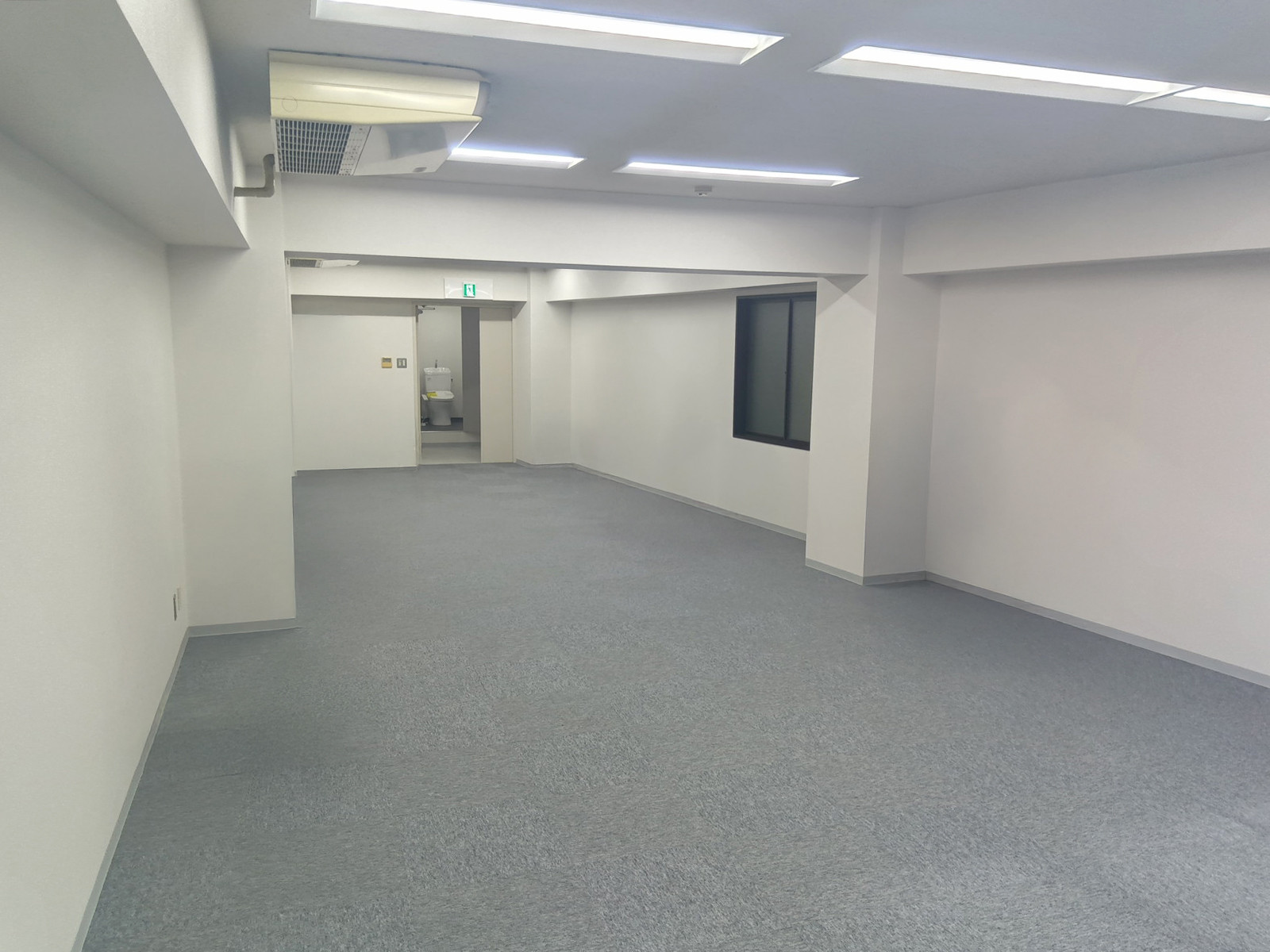 貸室奥側から見た室内