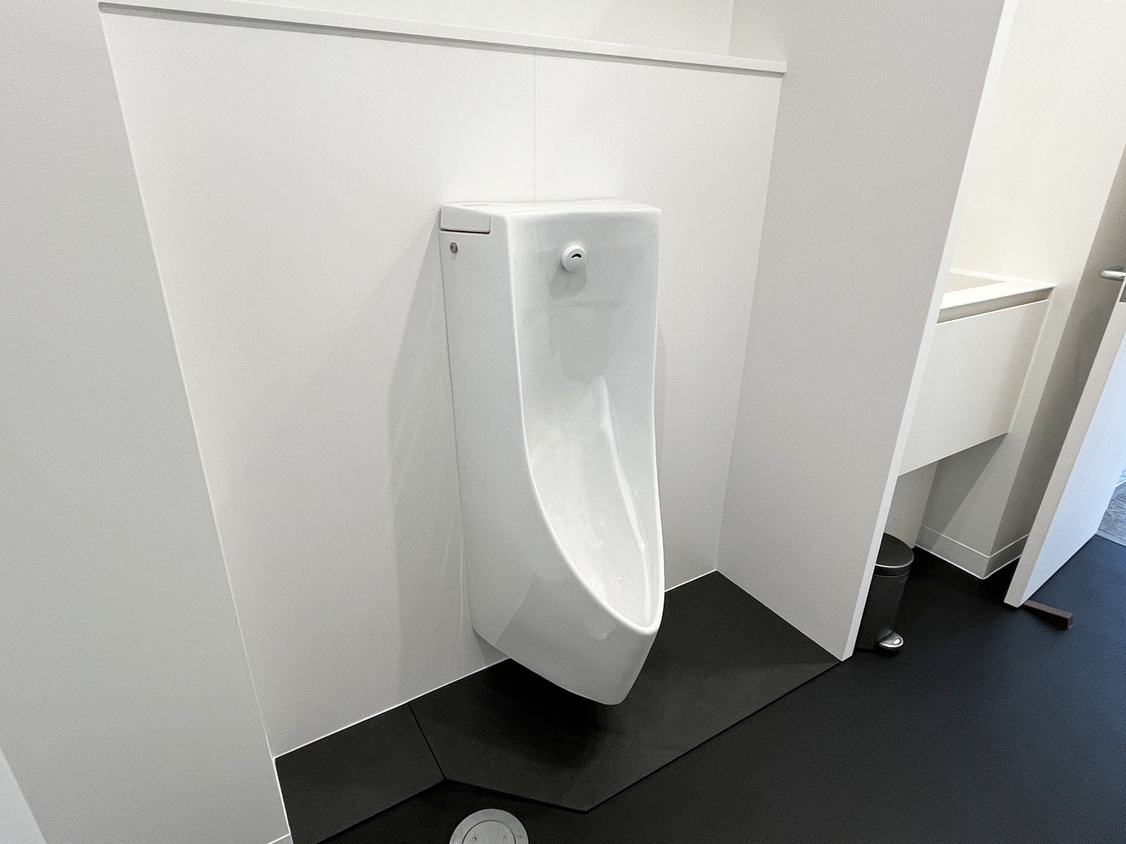 男性用トイレ(個室1室、小1つ)
