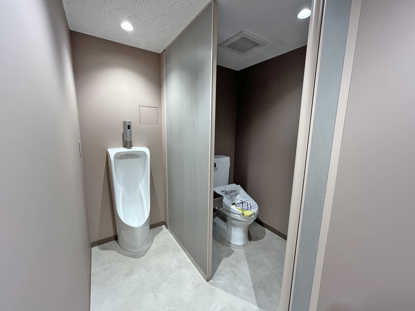 男性用トイレ全体の様子(個室1室、小1つ)