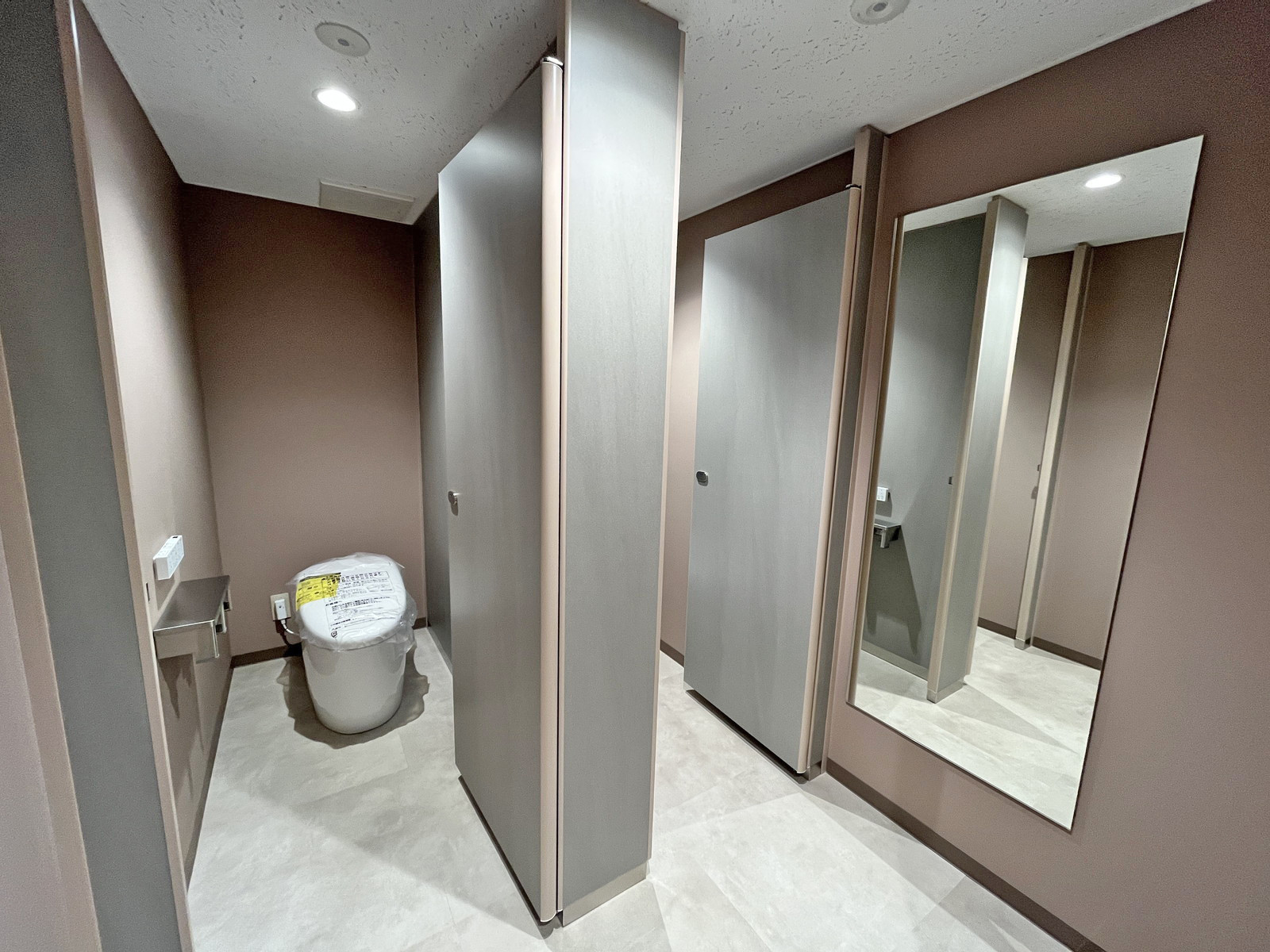 女性用トイレ全体の様子(個室2室)