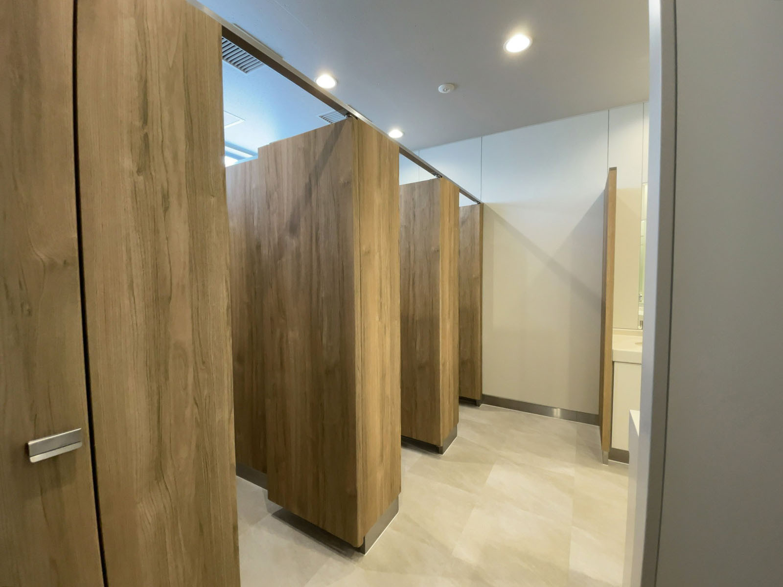 女性用トイレ全体の様子(個室3室)