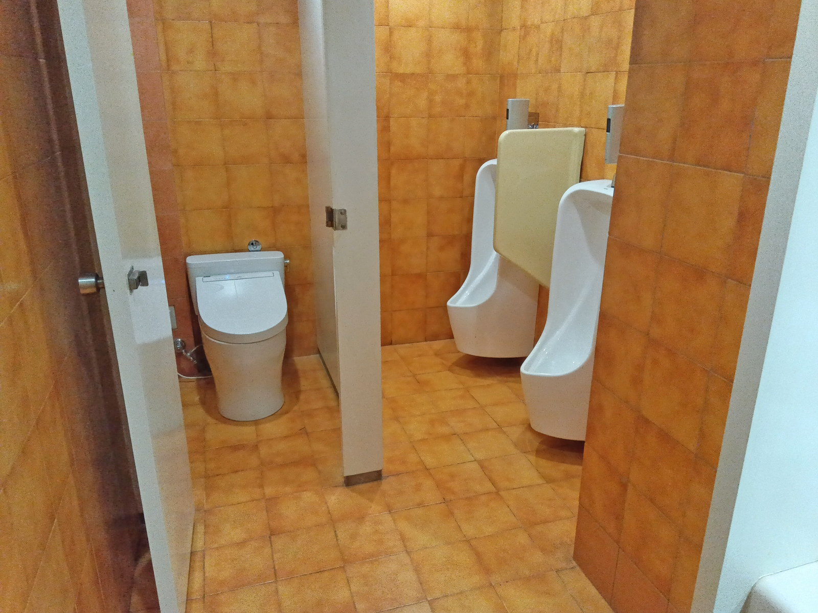 男性用トイレ全体の様子(個室1室、小2つ)