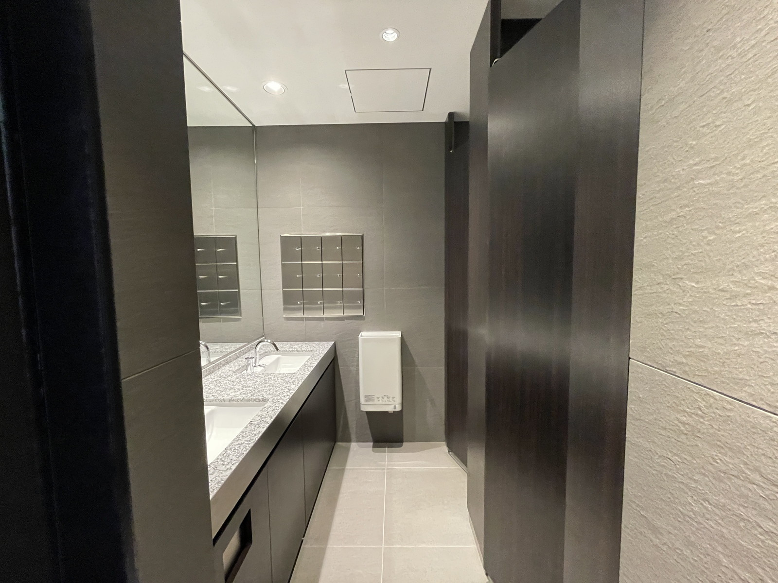 女性用トイレ全体の様子(個室2室)