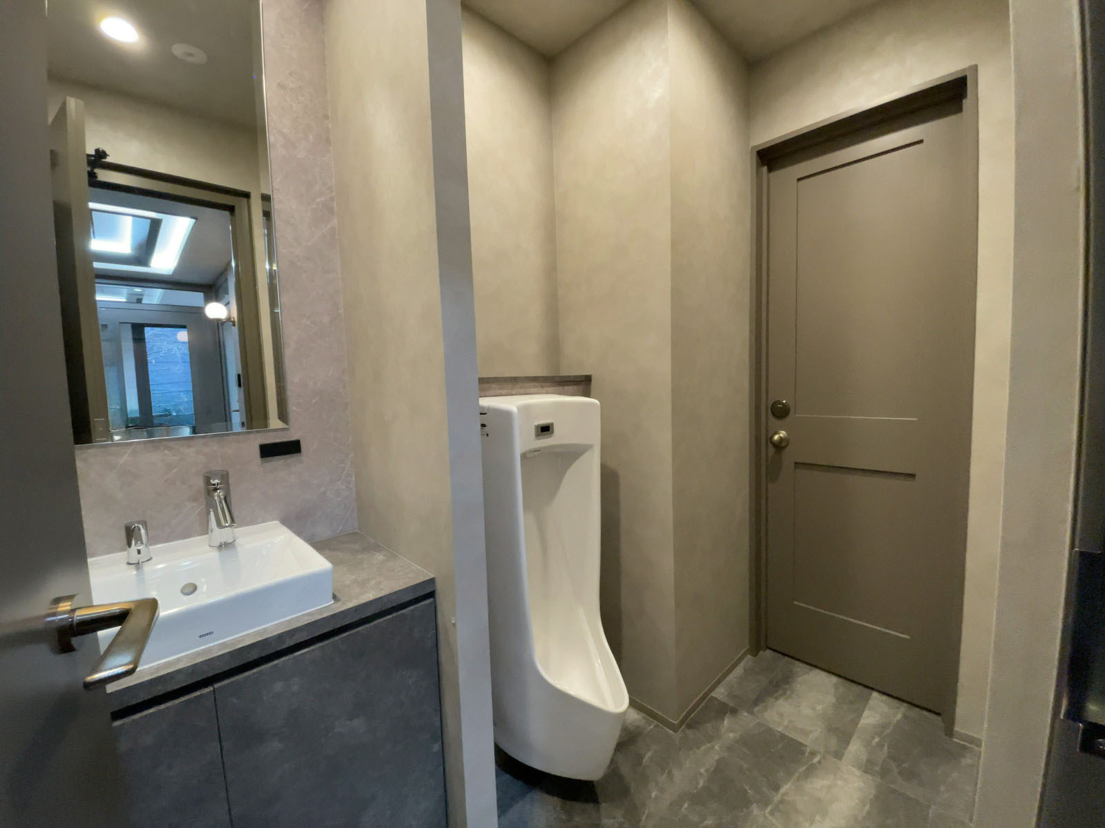 男性用トイレ全体の様子(個室1室、小1つ)