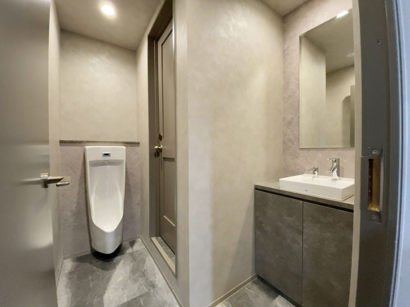男性用トイレ全体の様子(個室1室、小1つ)