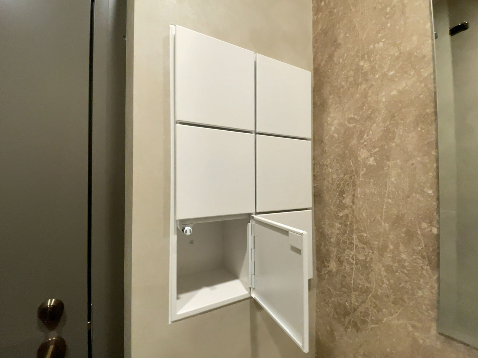 女性用トイレ内の小物入れ