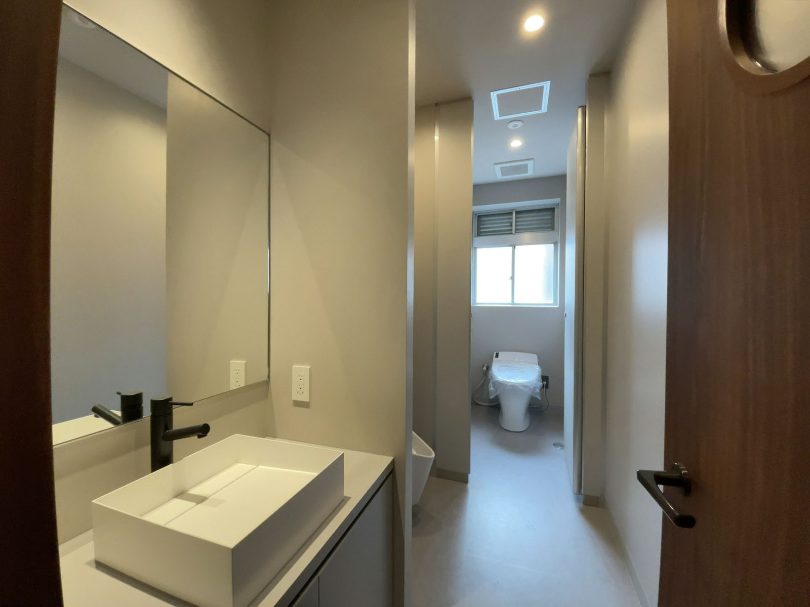 男性用トイレ全体の様子(個室1室、小1つ)