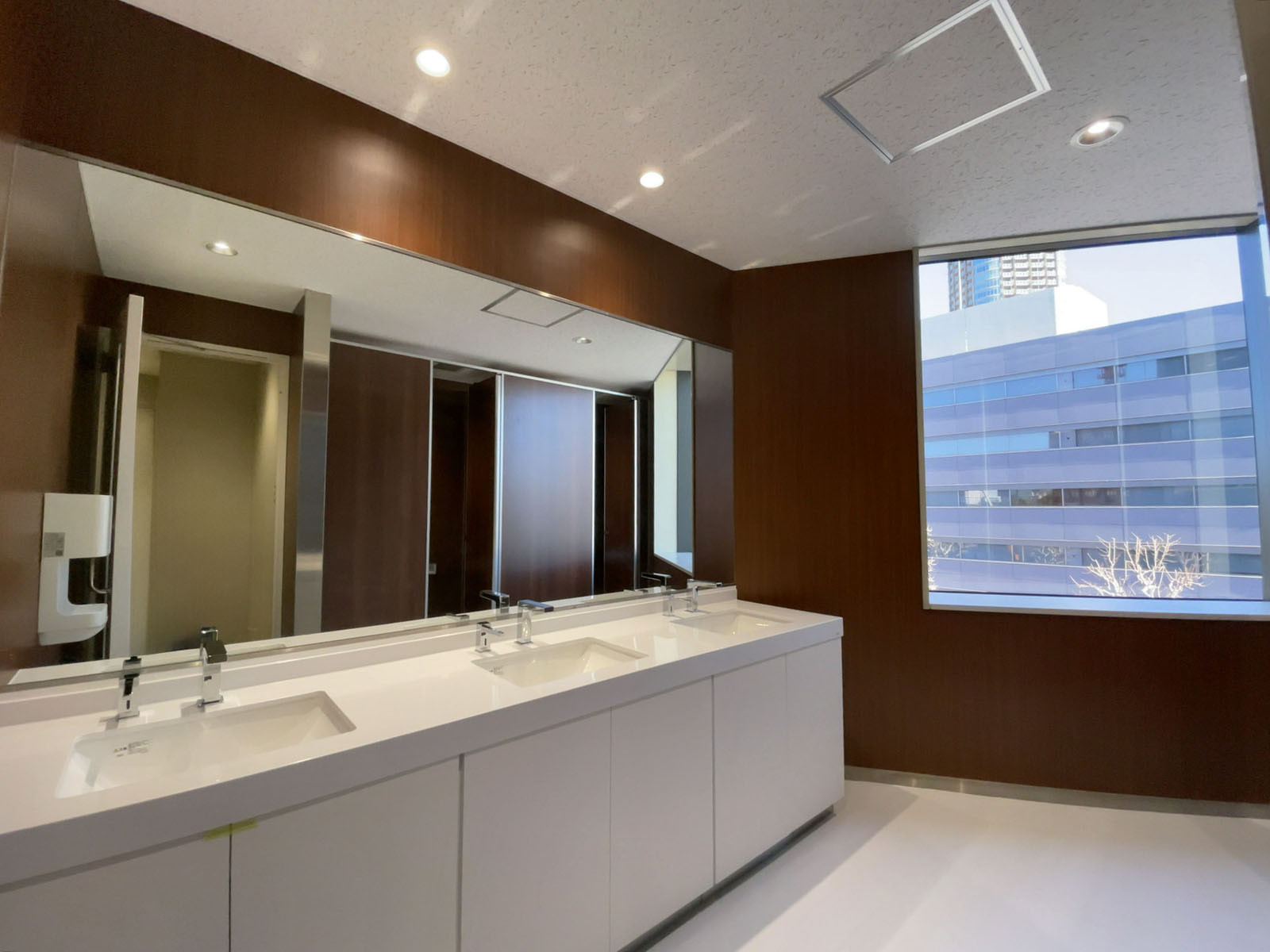 女性用トイレ全体の様子(個室2室)