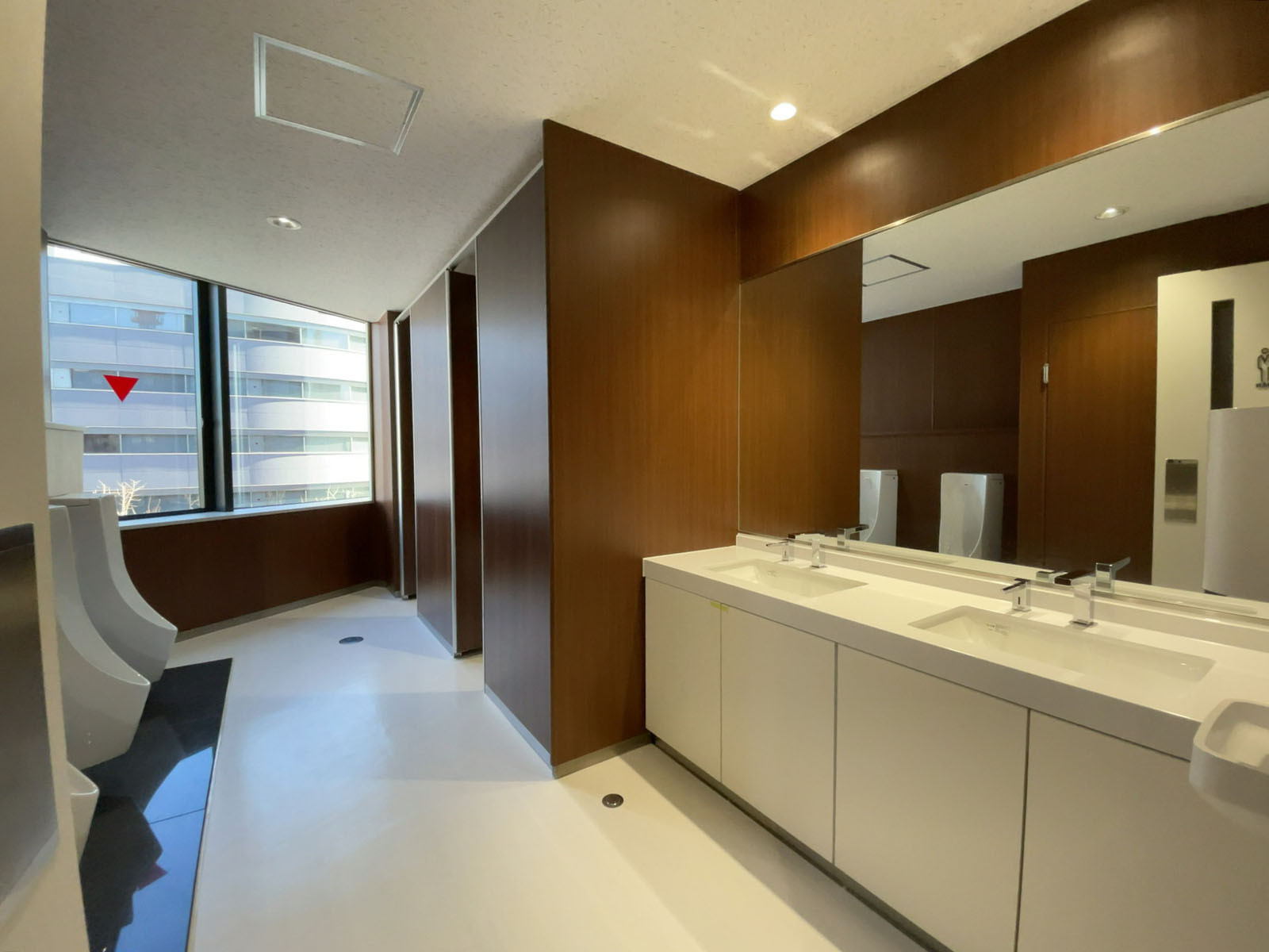 男性用トイレ全体の様子（個室2室、小3つ）
