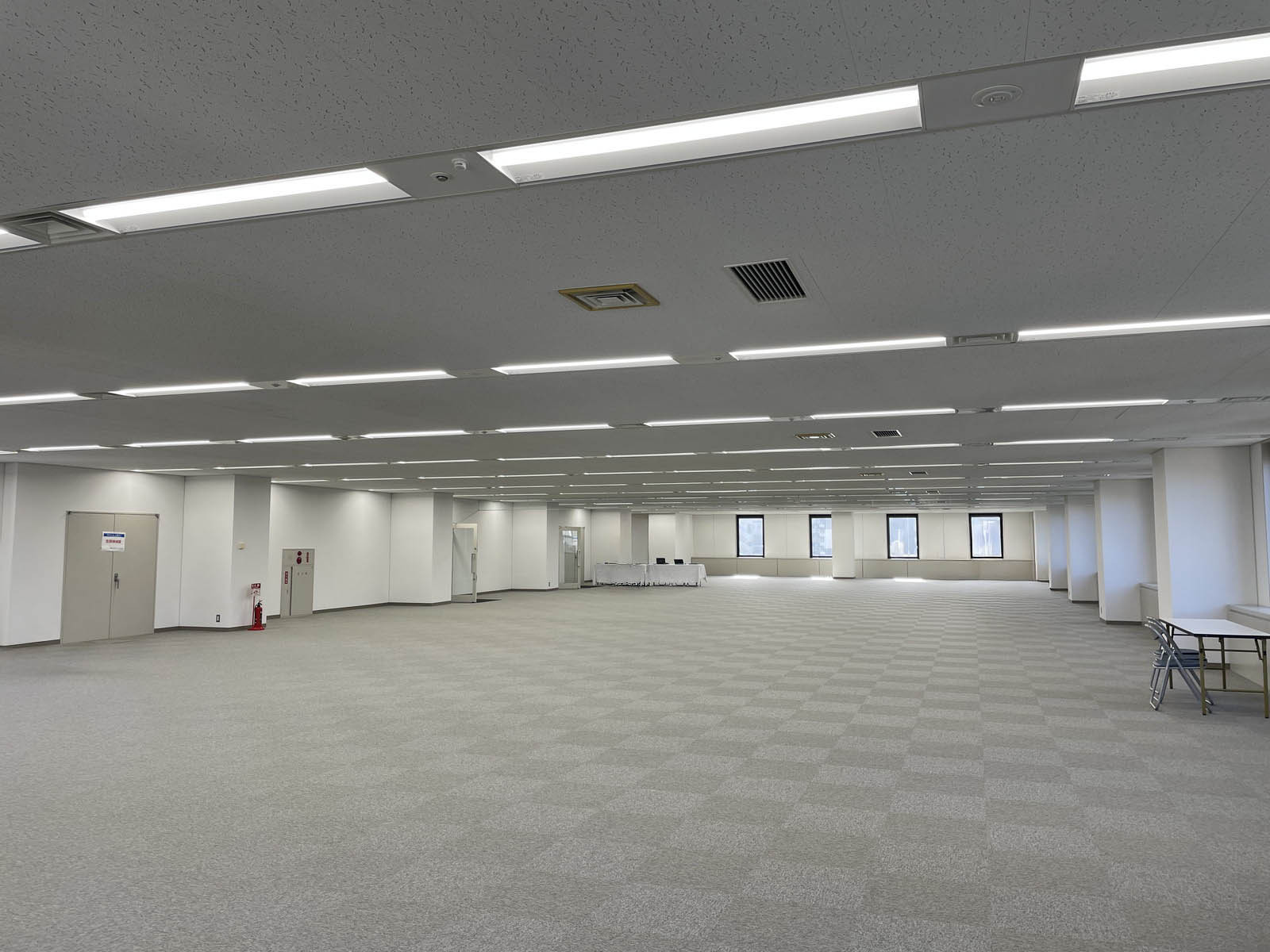 貸室奥側から見た室内