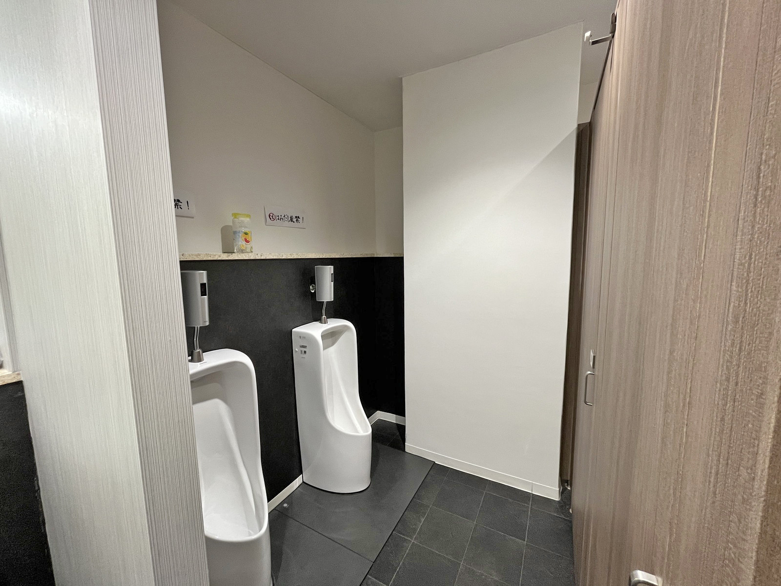 男性用トイレ全体の様子(個室2室、小2つ)