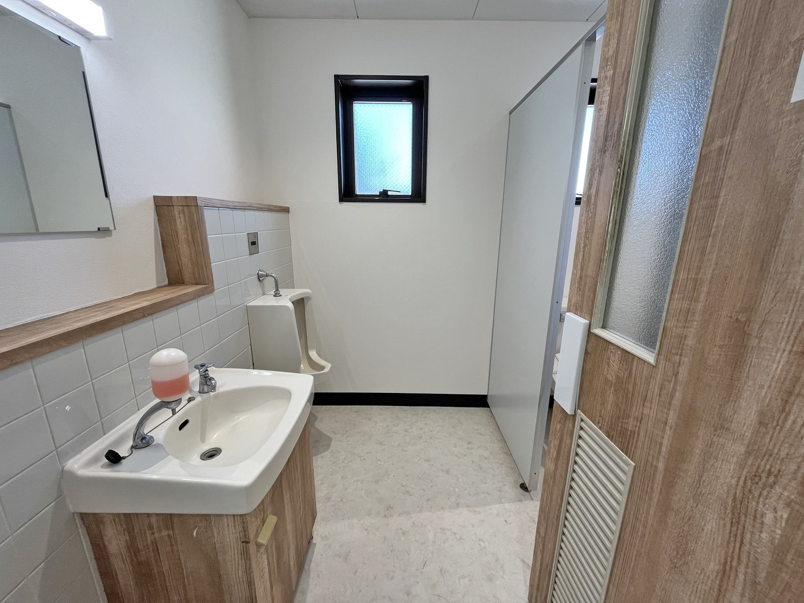 男性用トイレ全体の様子(個室トイレ1室、小1つ)