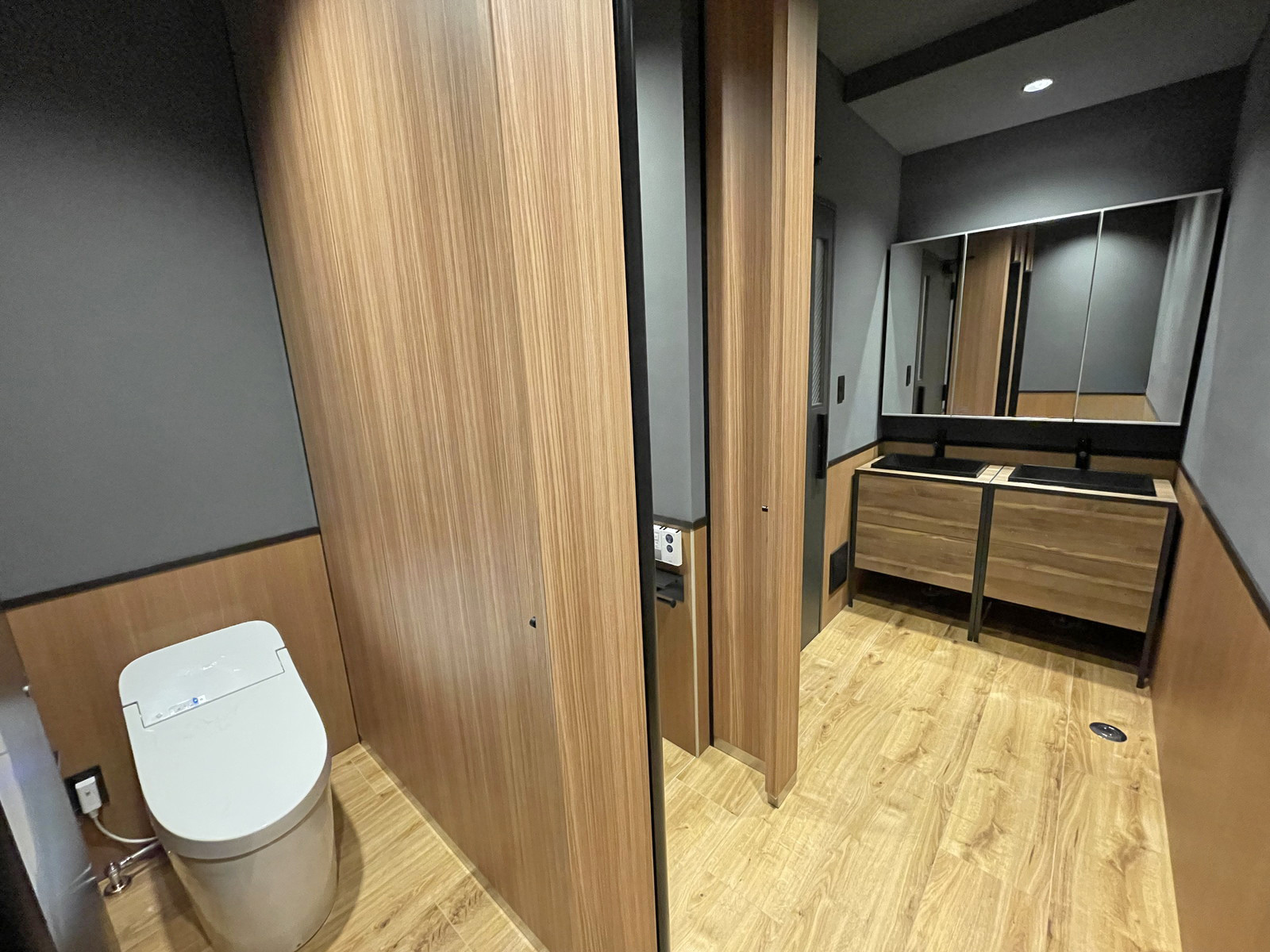 女性用トイレ全体の様子(個室2室)