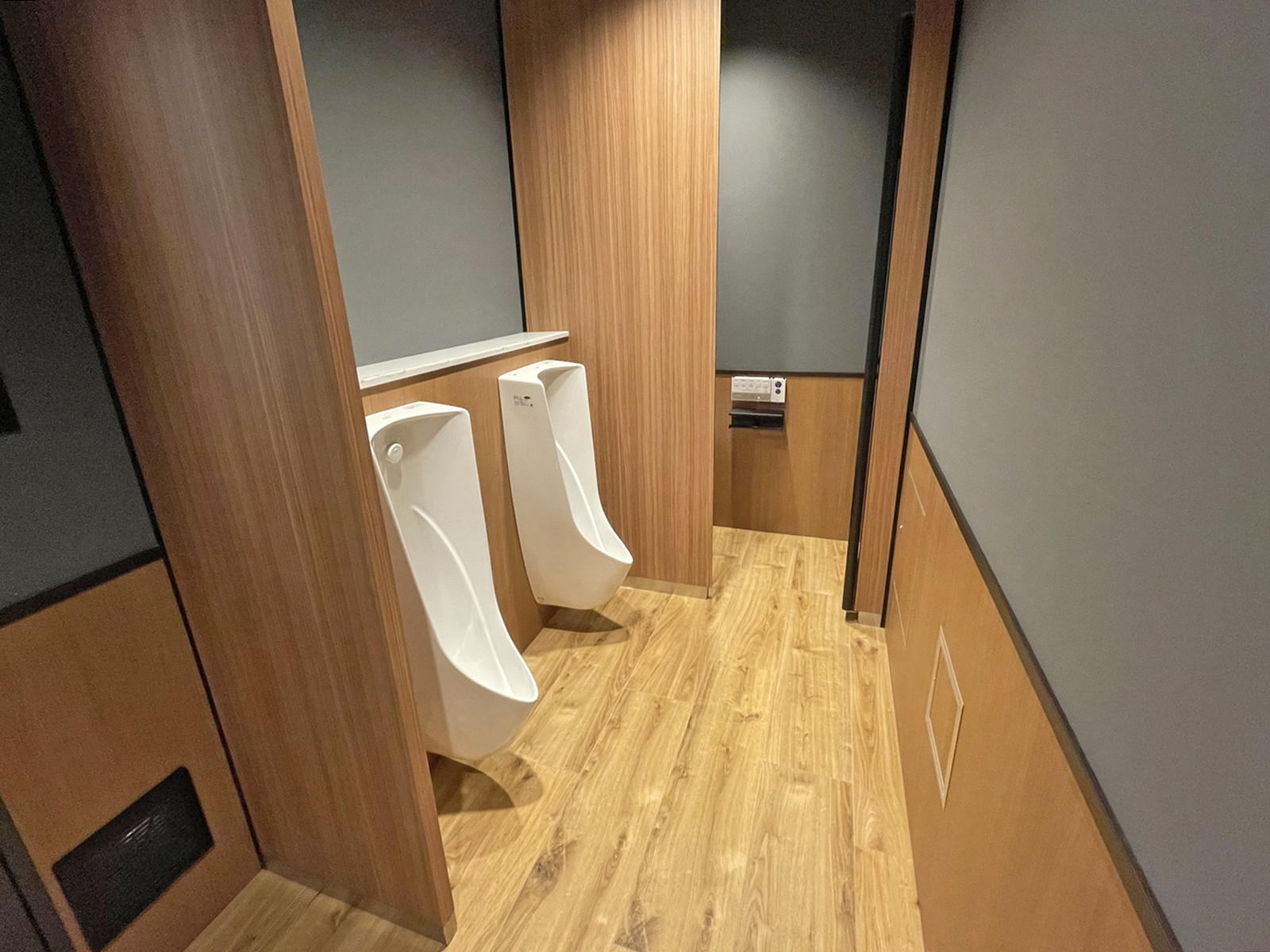 男性用トイレ全体の様子（個室1室、小2つ）