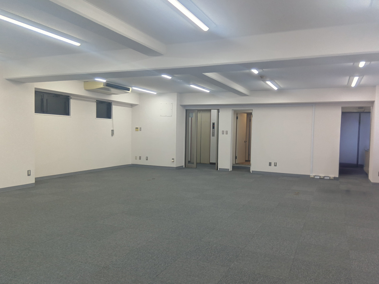 貸室奥側から見た室内