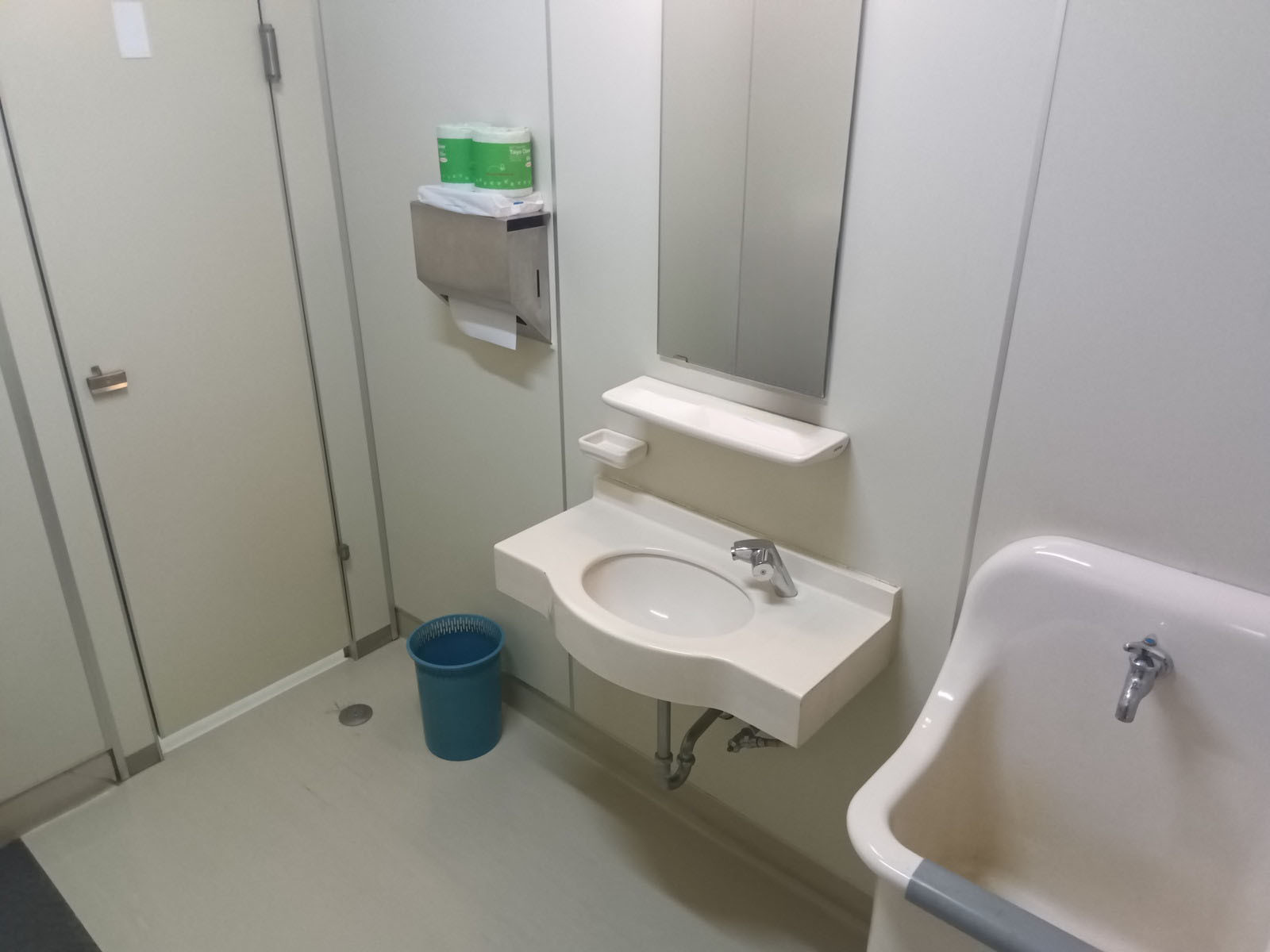 男性用トイレ全体の様子（個室1室、小2つ）