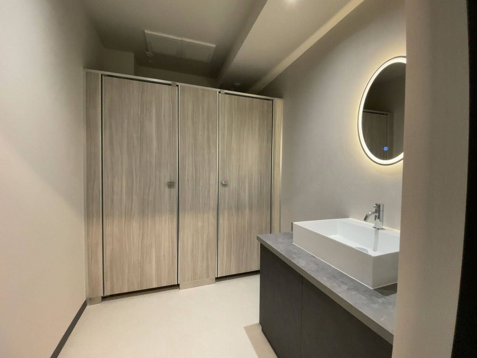 女性用トイレ全体の様子(個室2室)