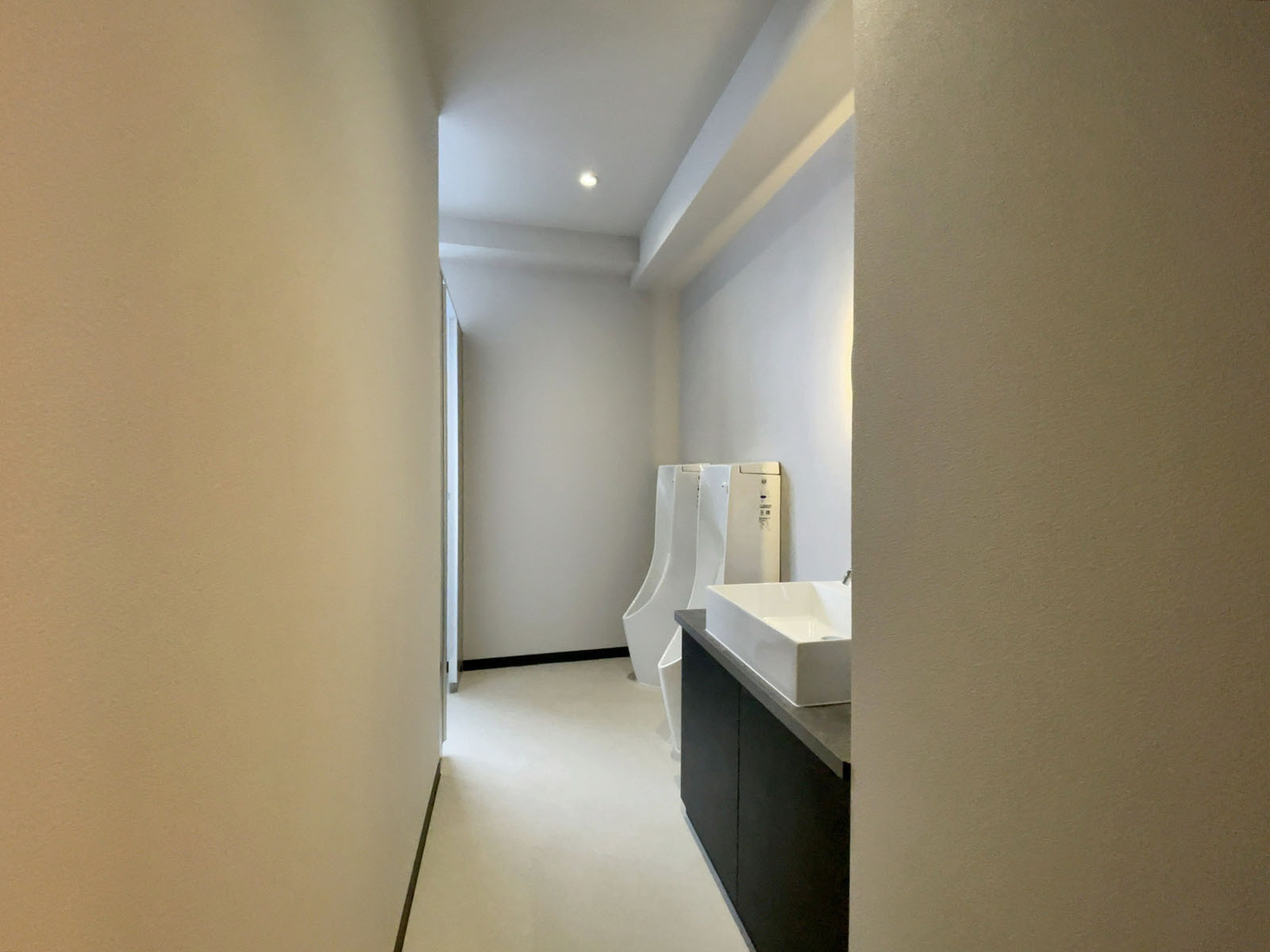 男性用トイレ全体の様子（個室1室、小2つ）