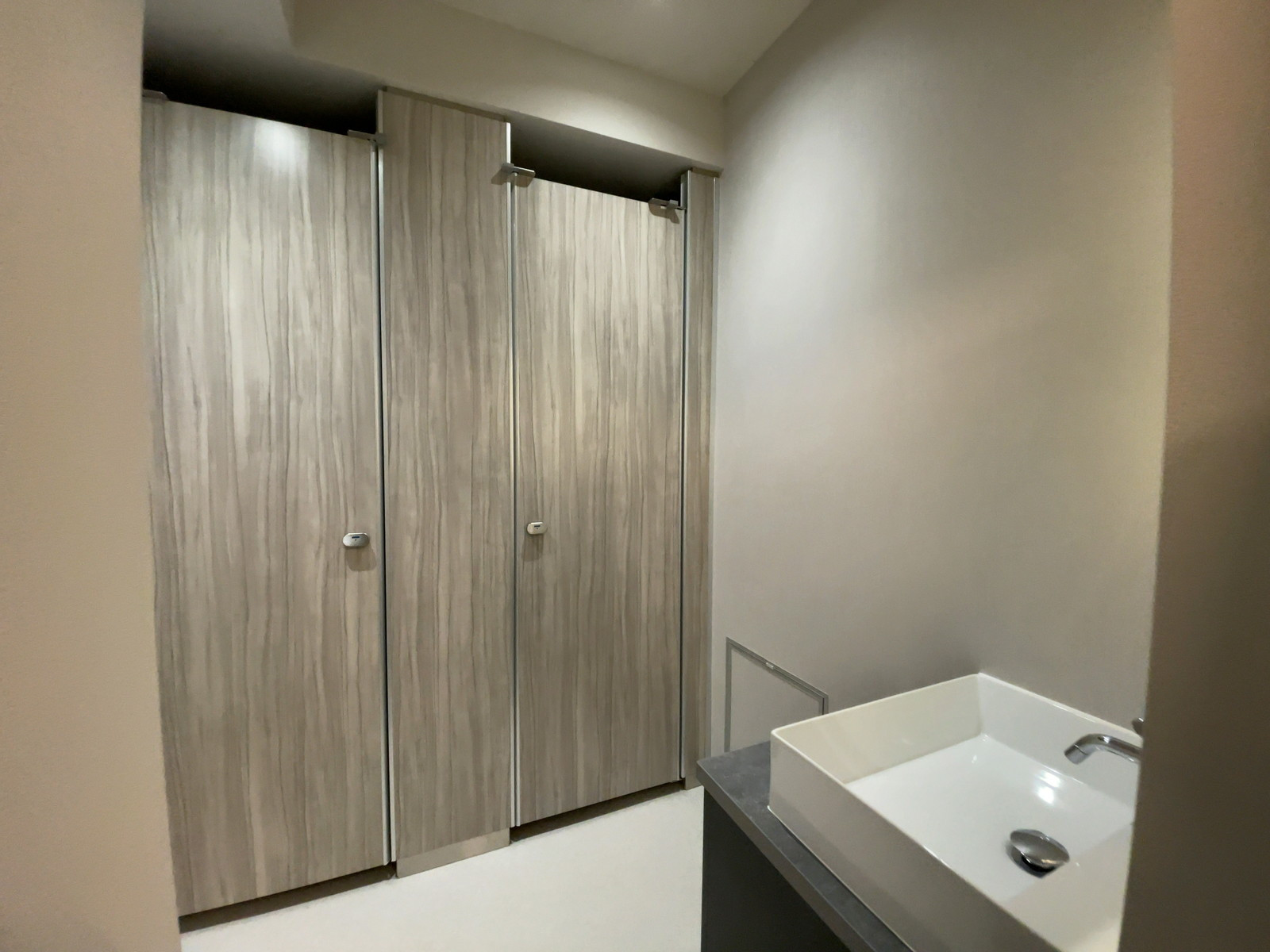 女性用トイレ全体の様子(個室2室)