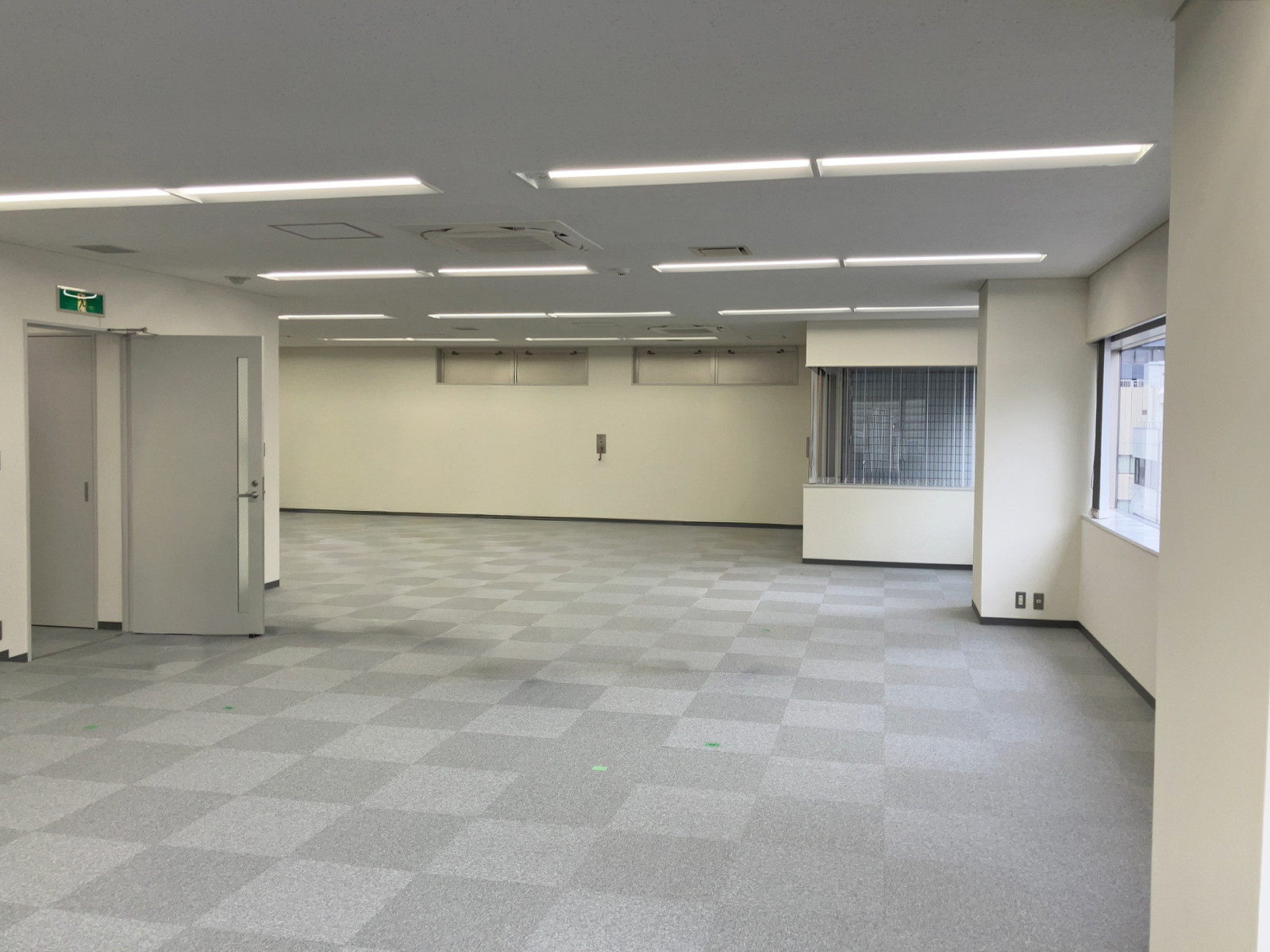貸室奥側から見た室内