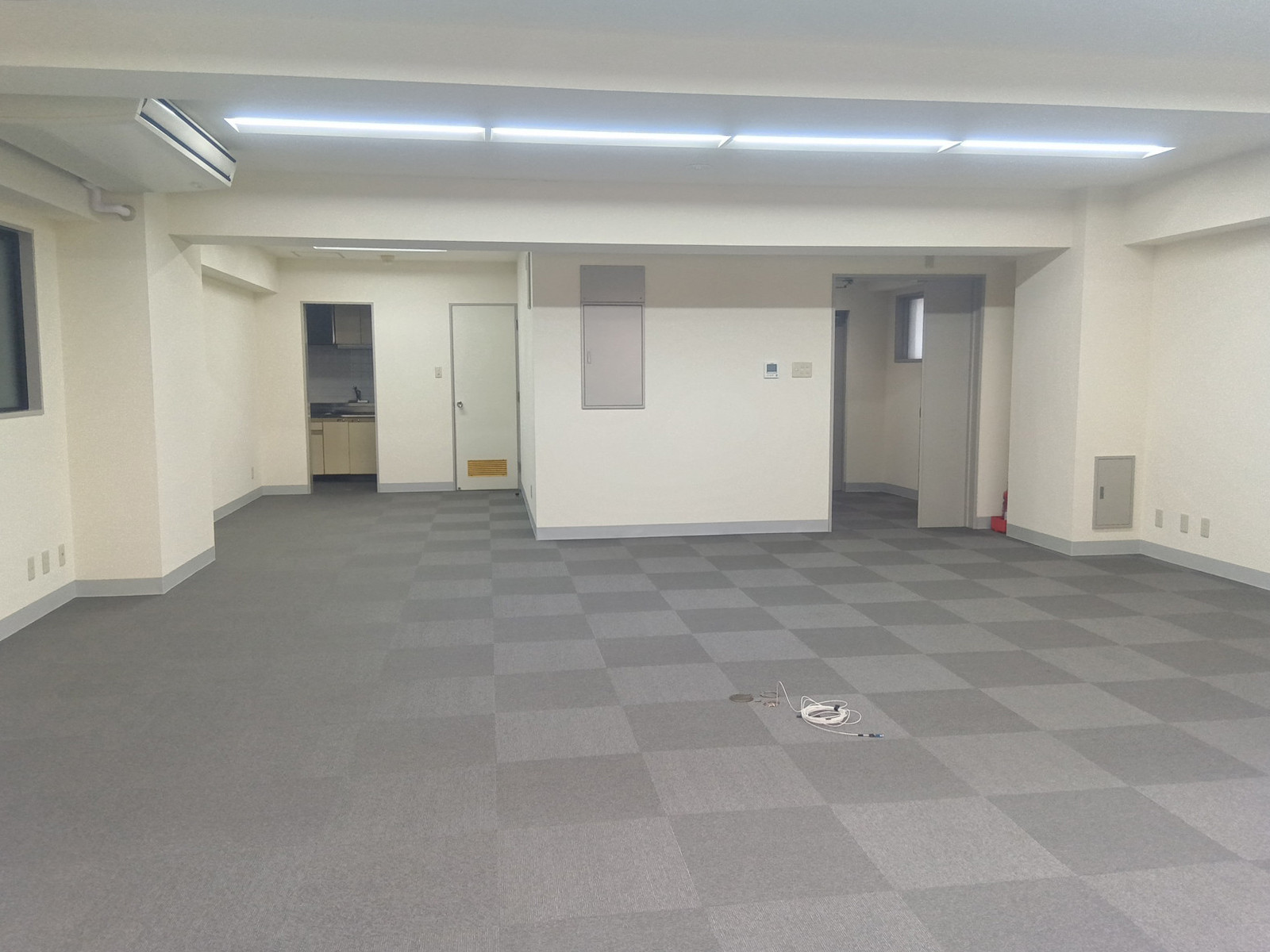 貸室奥側から見た室内