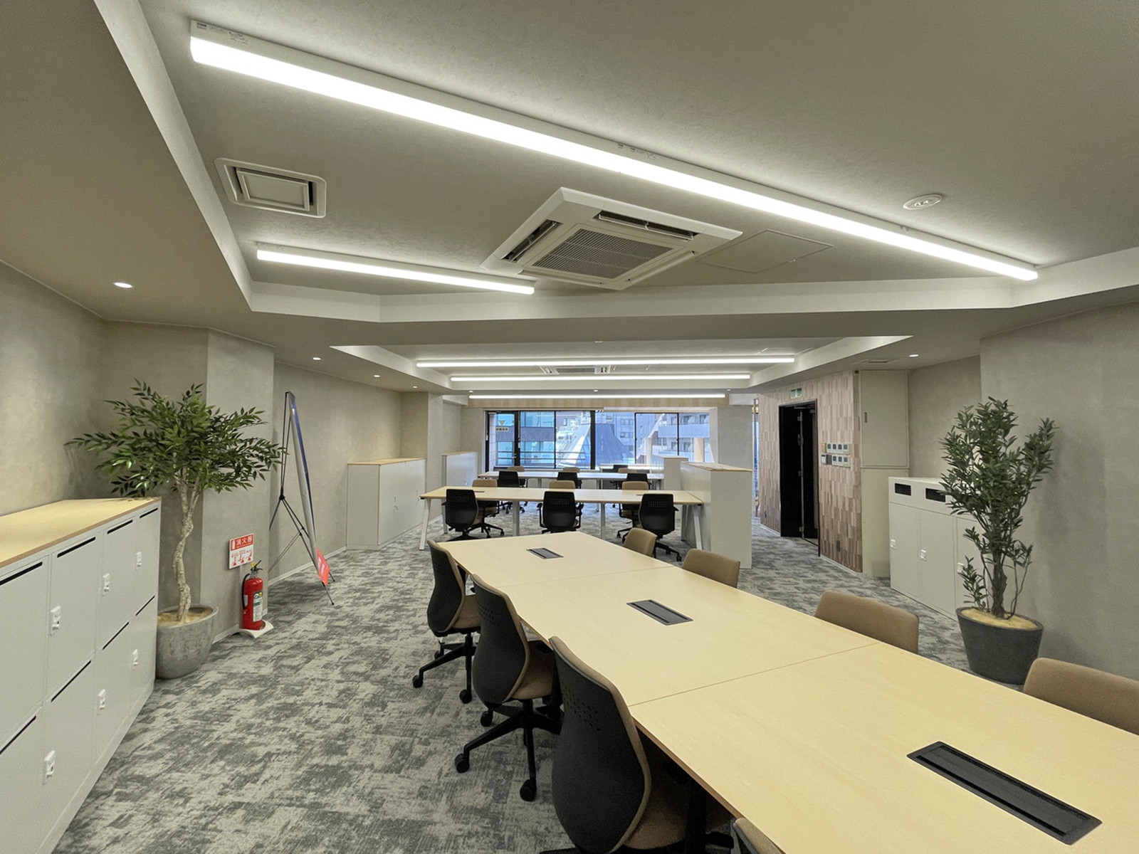 貸室奥側から見た室内