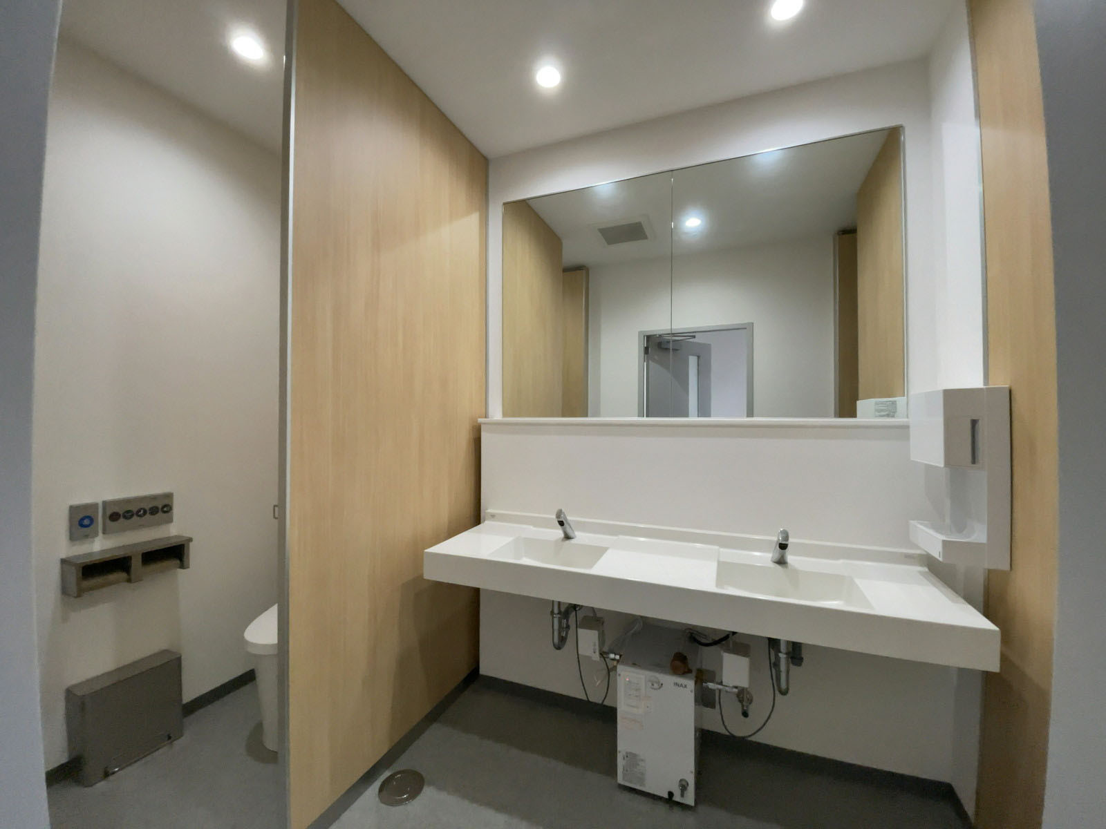 女性用トイレ全体の様子(個室2室)