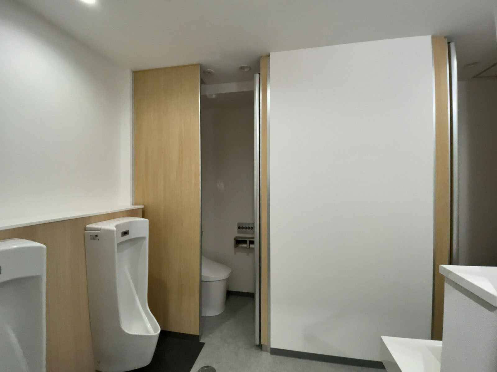 男性用トイレ全体の様子（個室2室、小2つ）