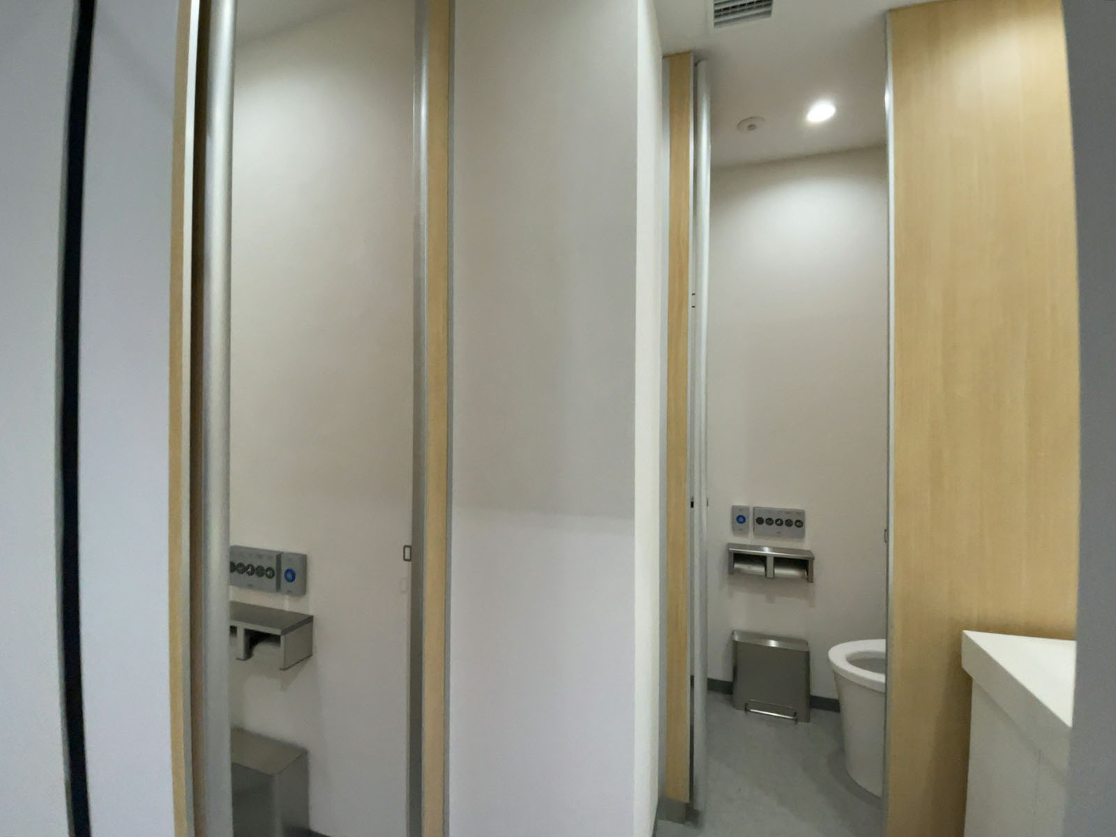 女性用トイレ全体の様子(個室2室)