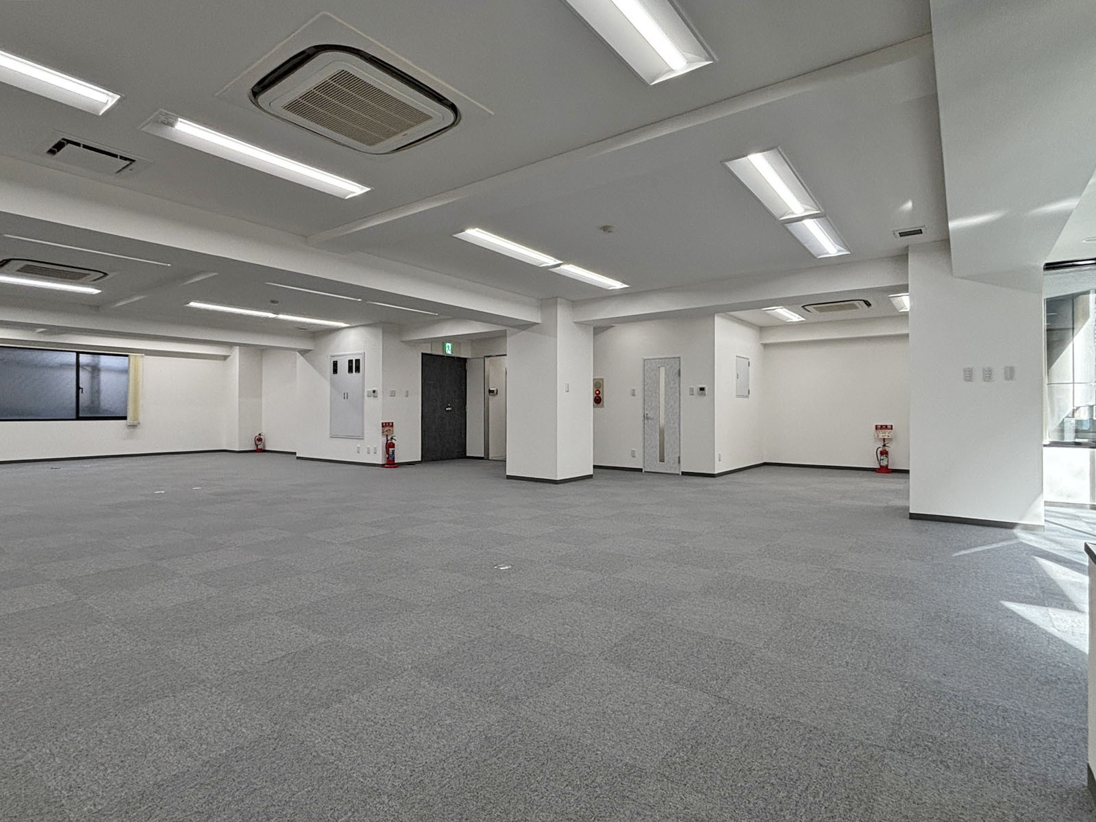 貸室奥側から見た室内