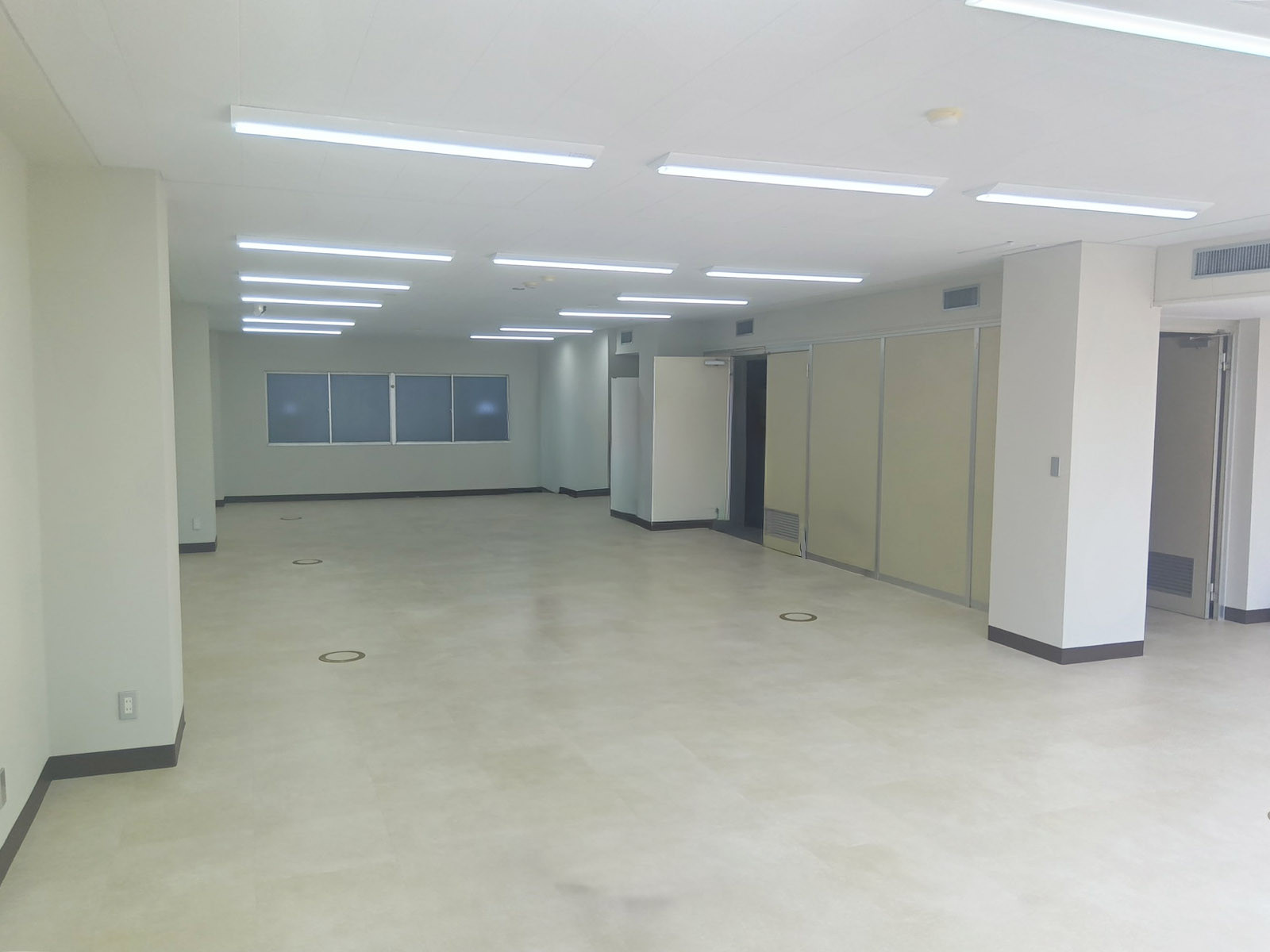貸室奥側から見た室内