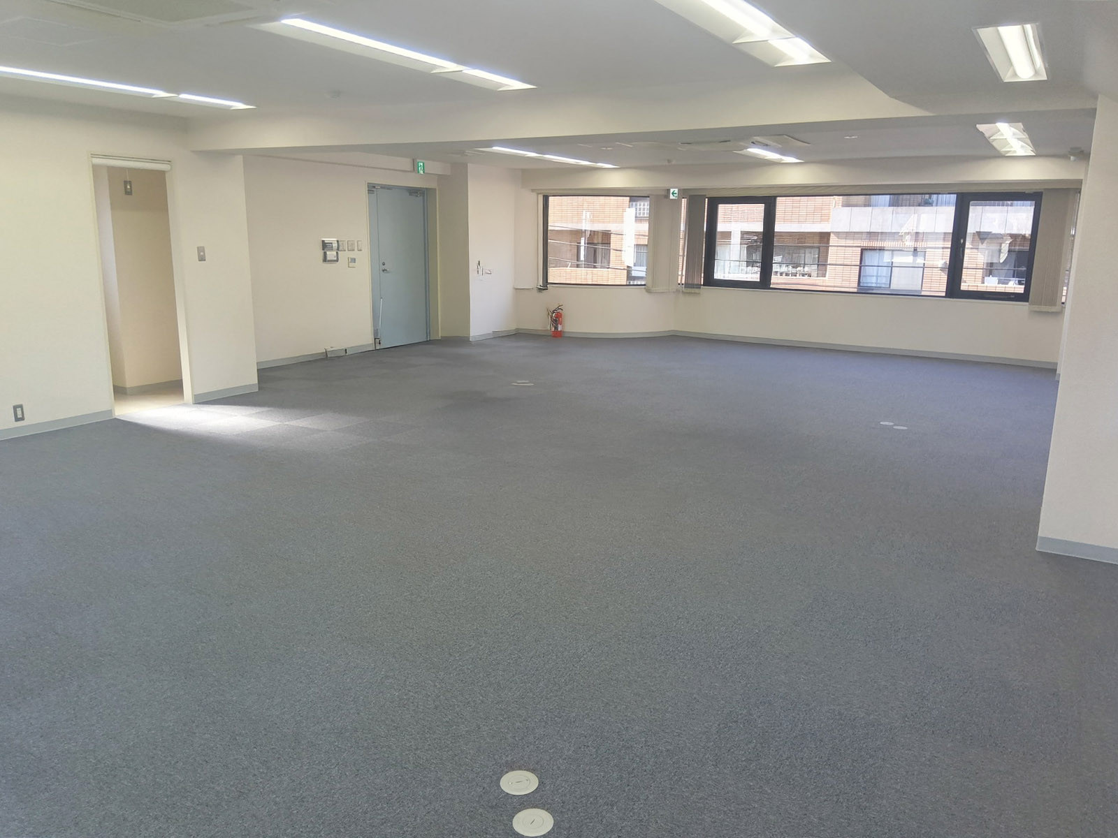貸室奥側から見た室内