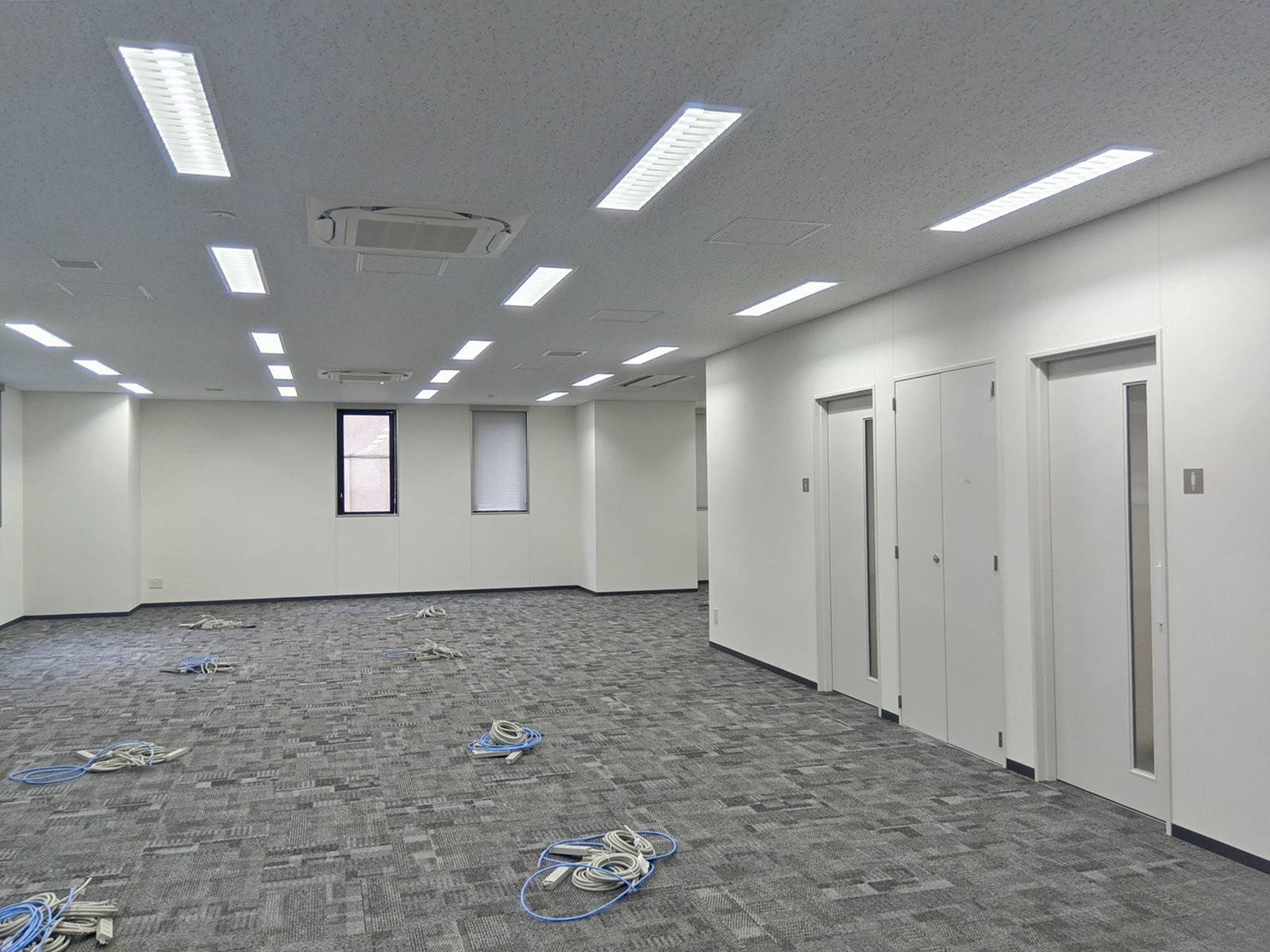 貸室奥側から見た室内