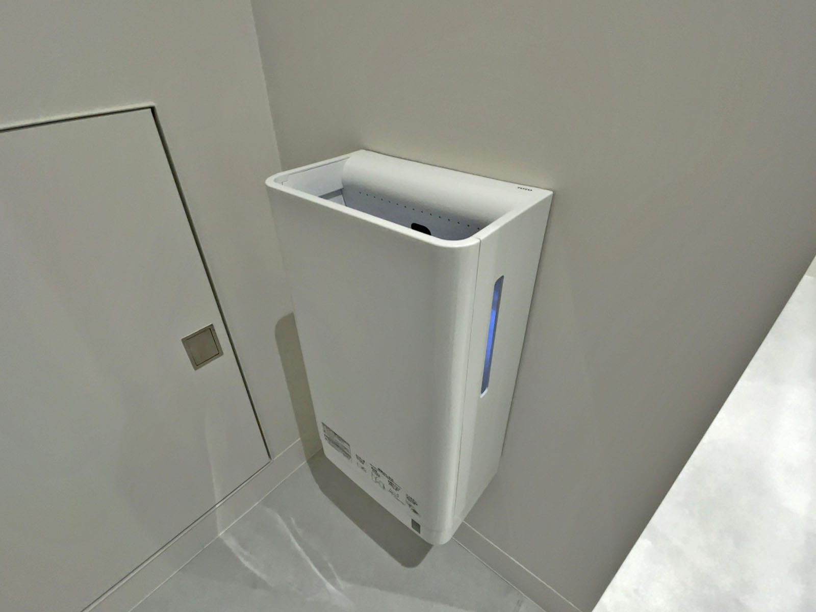 トイレ内のハンドドライヤー
