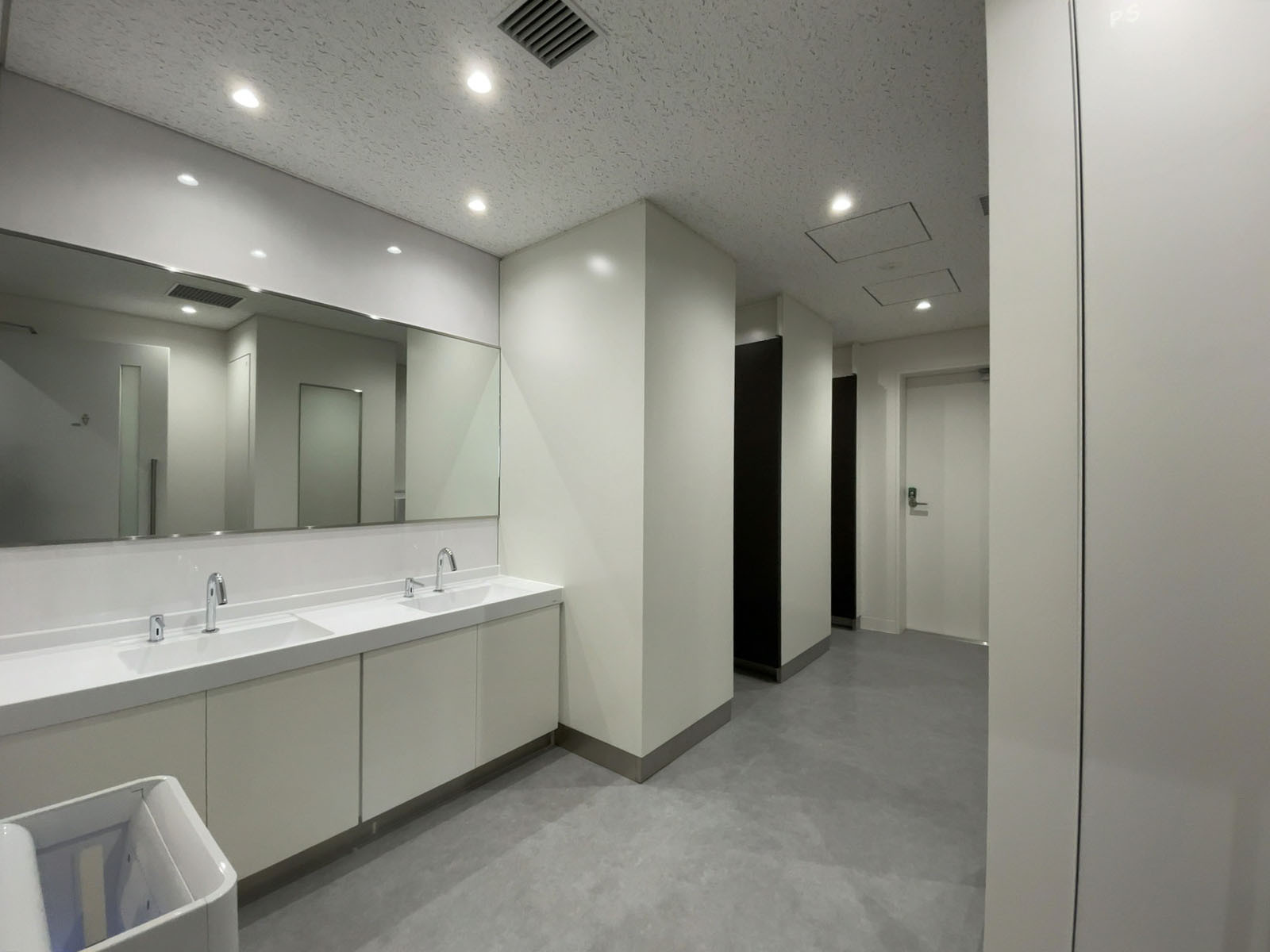 男性用トイレ全体の様子（個室2室、小2つ）