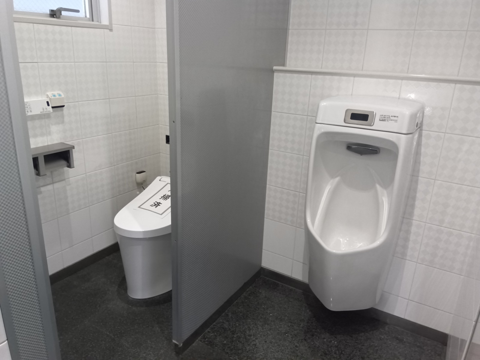 個室トイレと男性用トイレ