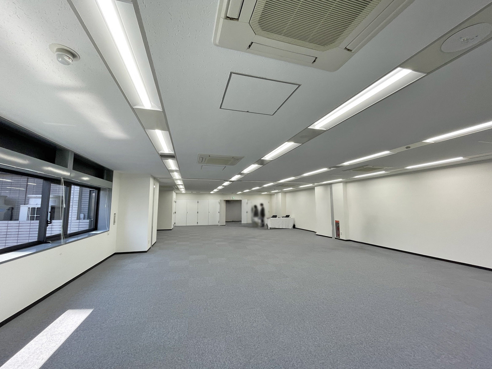 貸室奥側から見た室内