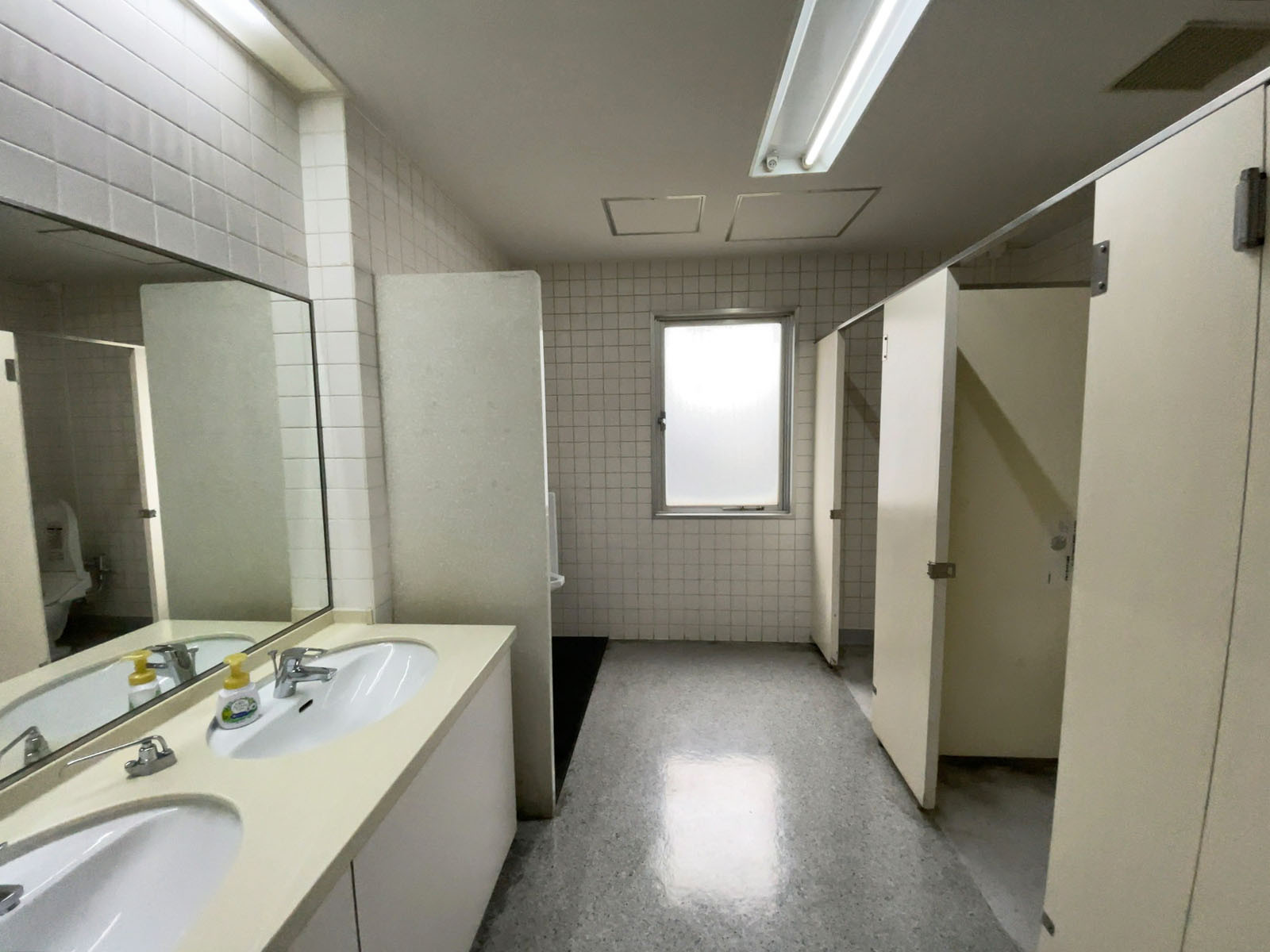 男性用トイレ全体の様子(個室2室、小2つ)