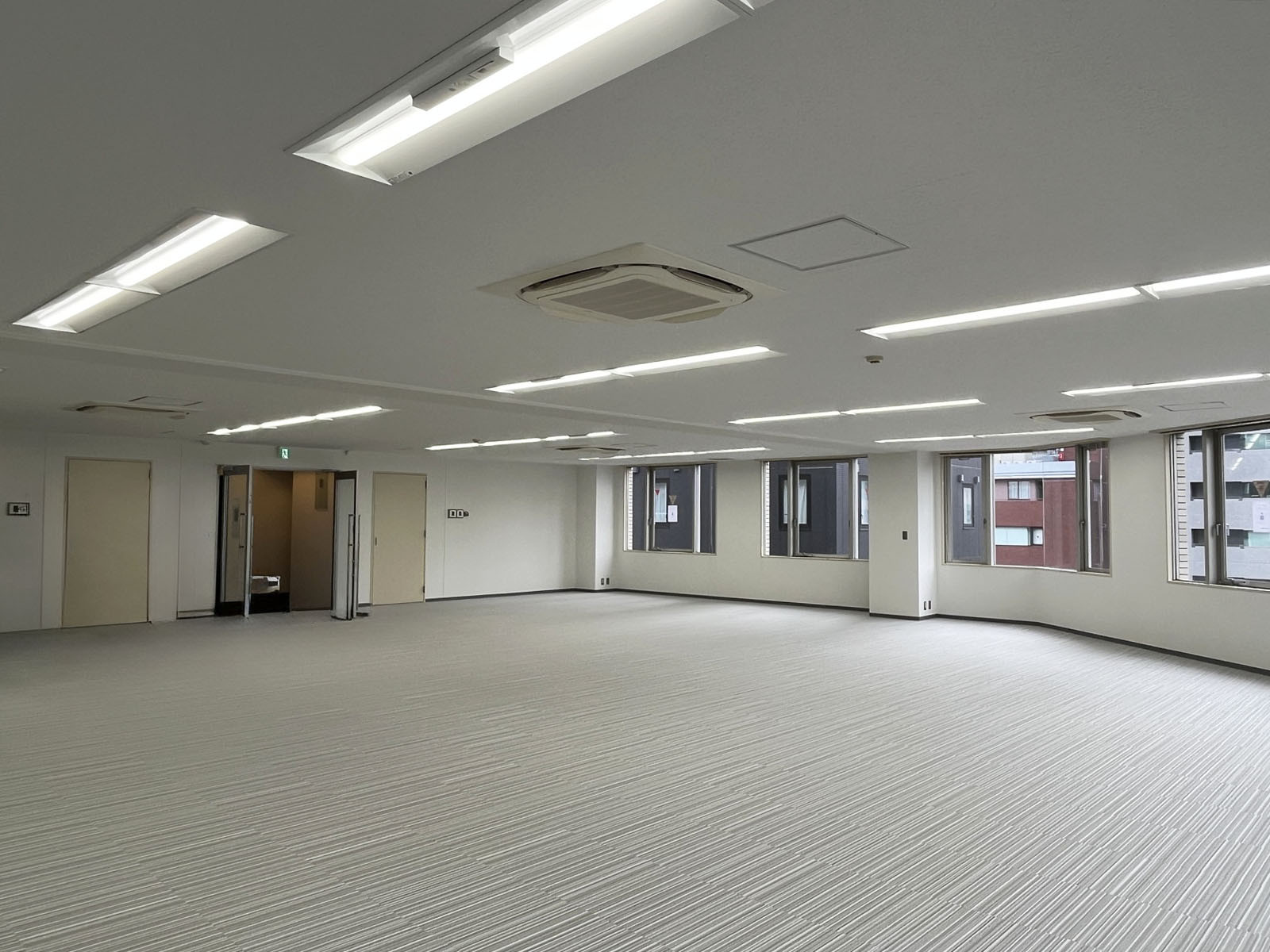 奥側から見た室内