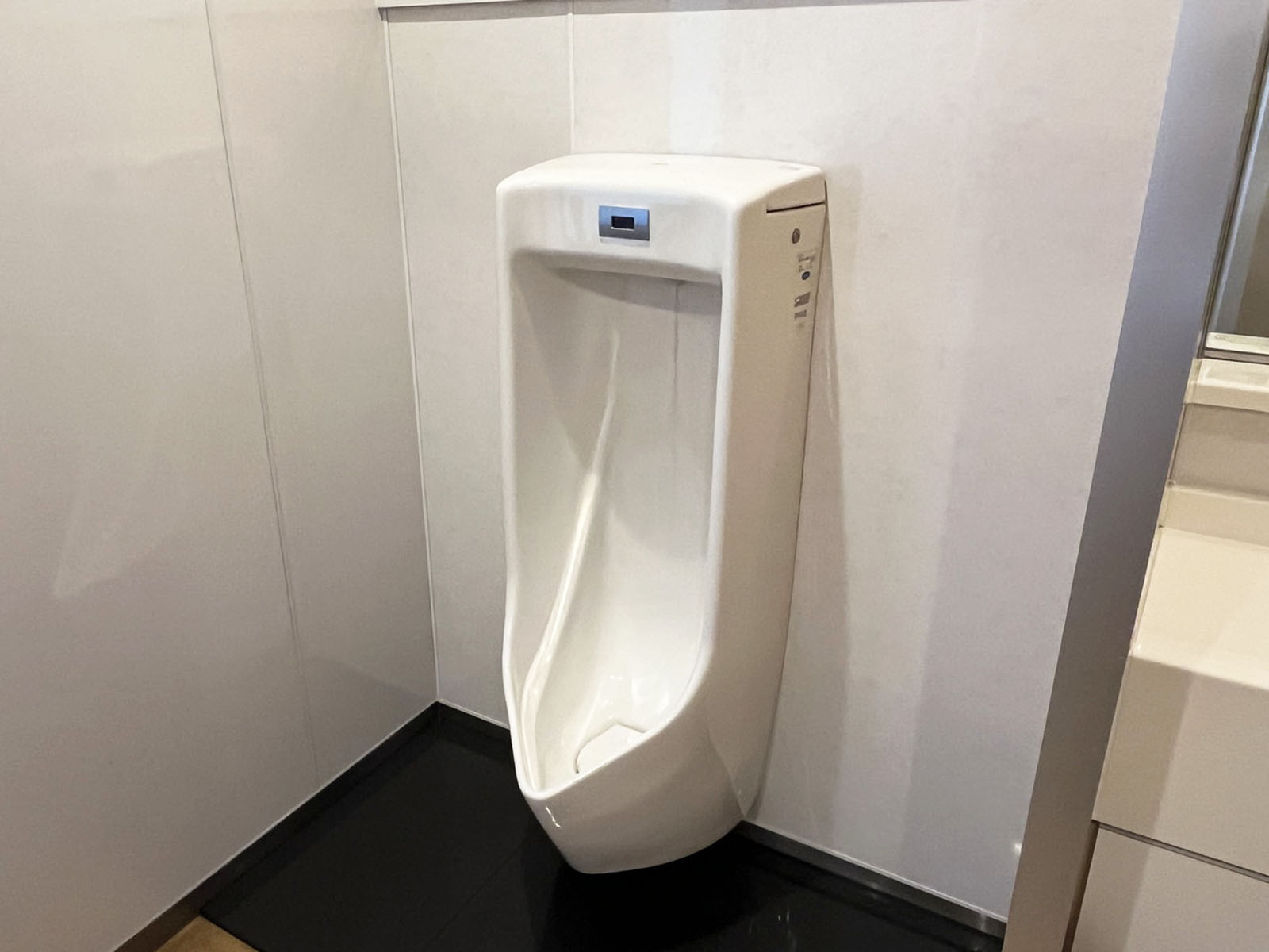 男性トイレ(個室1室、小1つ)