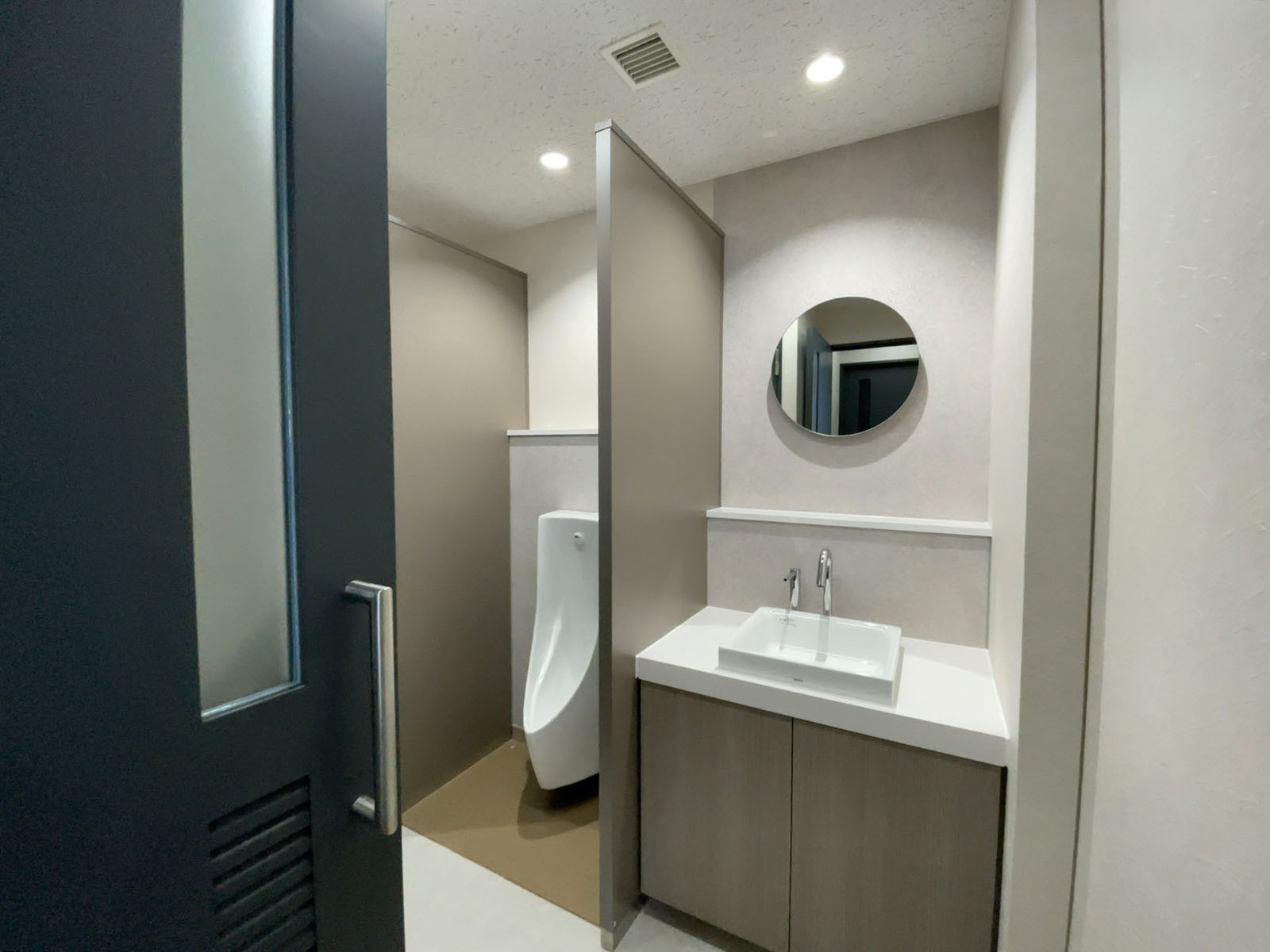 男性用トイレ全体の様子（個室1室、小1つ）