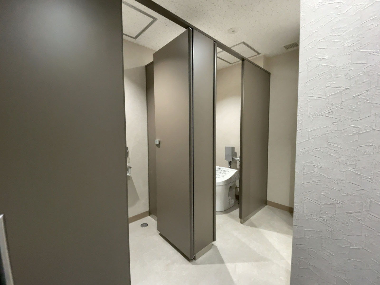 女性用トイレ全体の様子(個室2室)