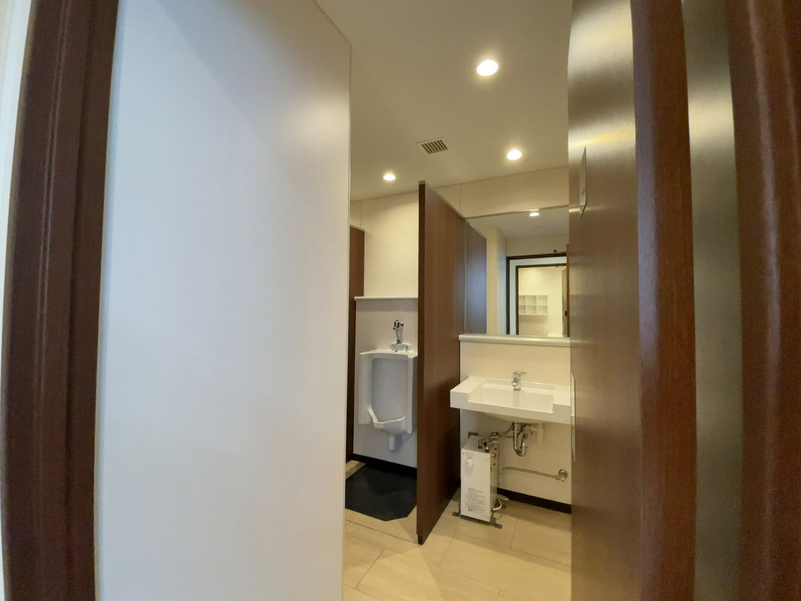 男性用トイレ全体の様子（個室1室、小1つ）