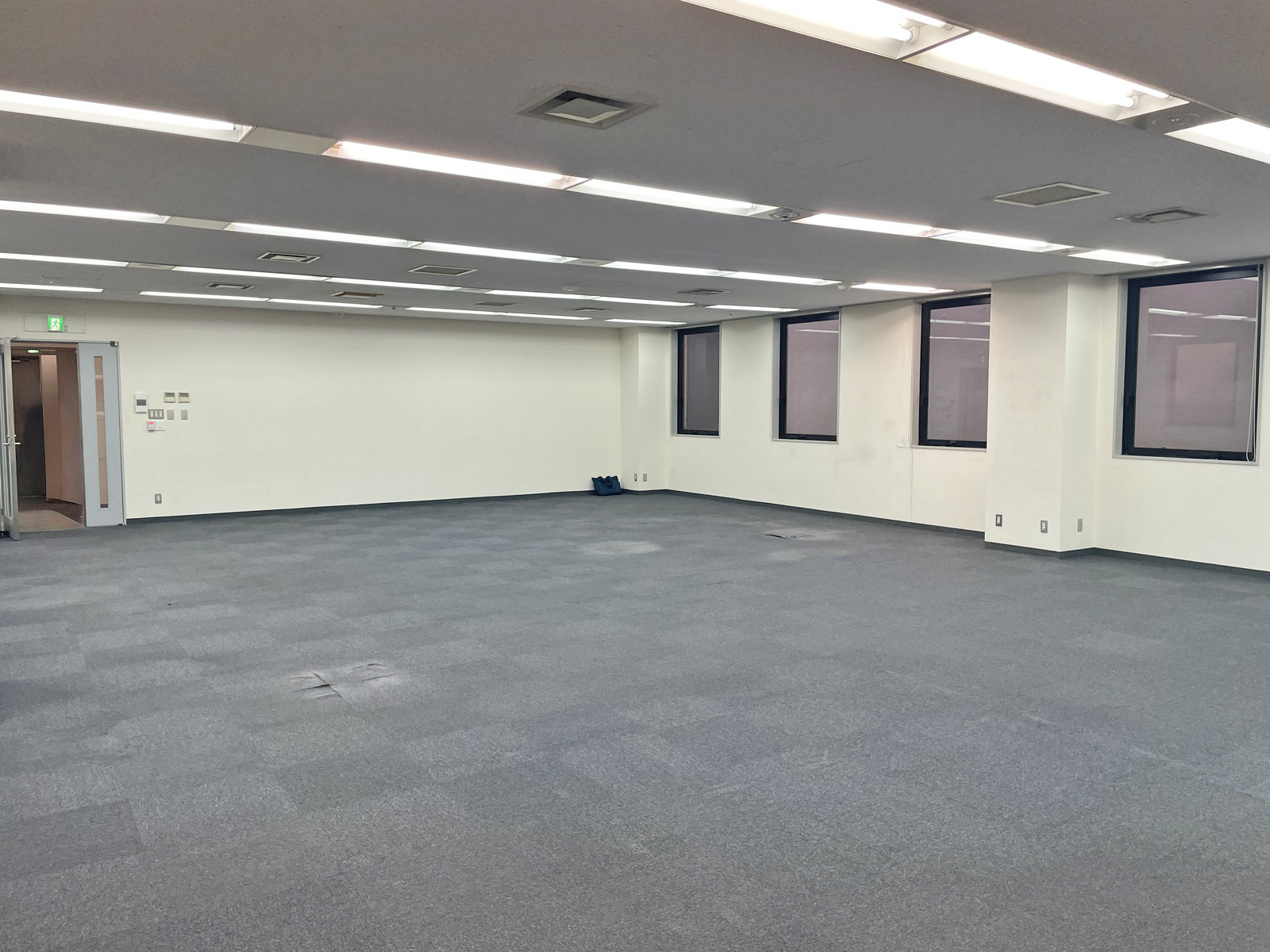 貸室奥側から見た室内