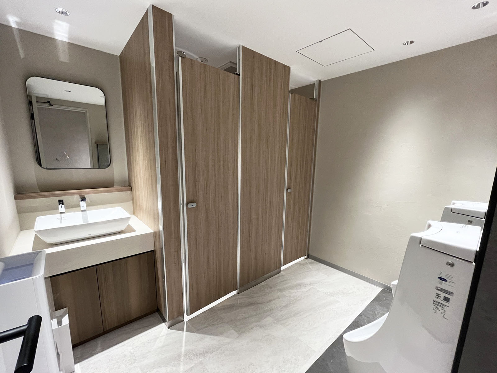 男性用トイレ全体の様子(個室1室、小2つ)