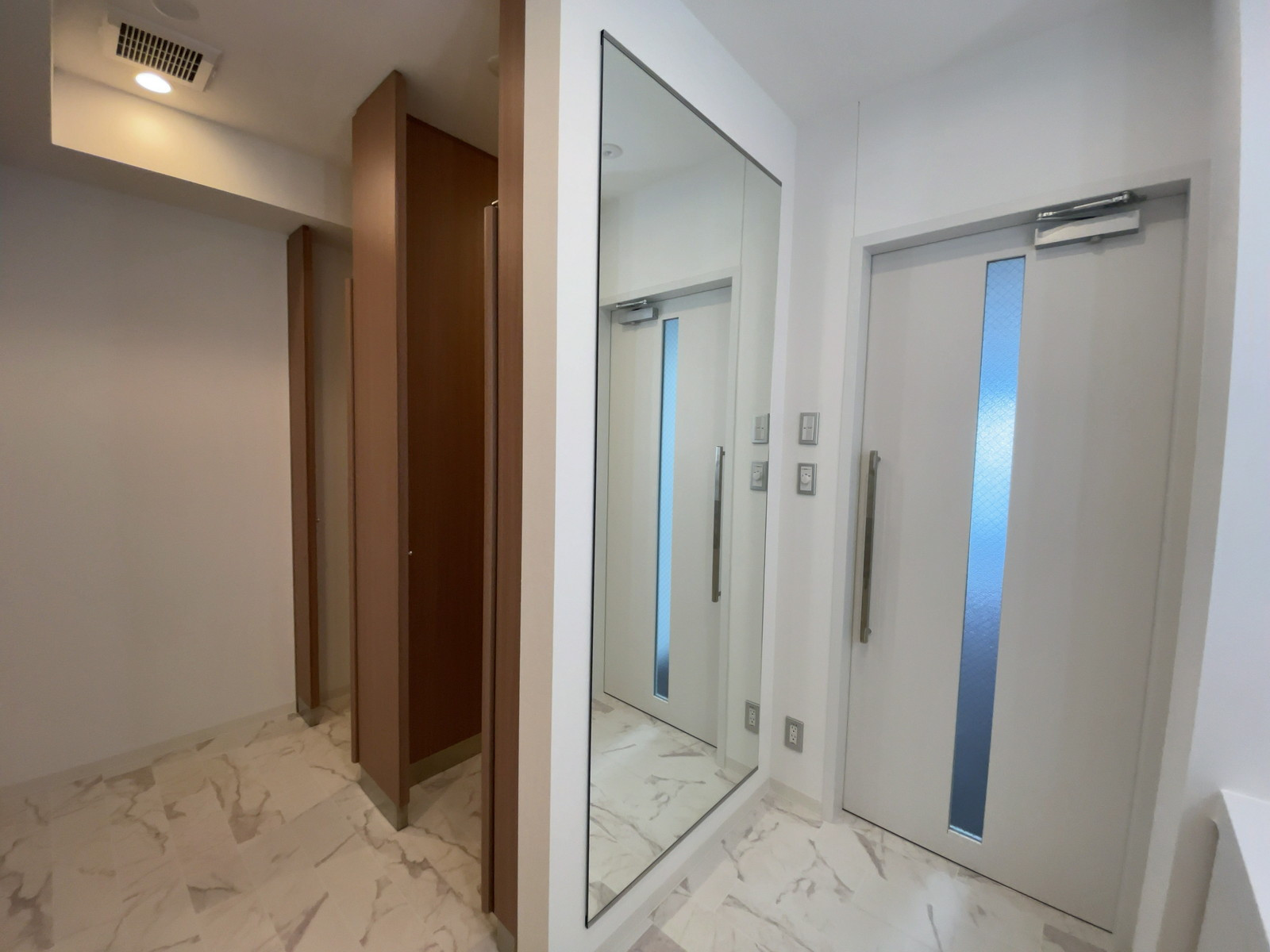女性用トイレ全体の様子(個室2室)