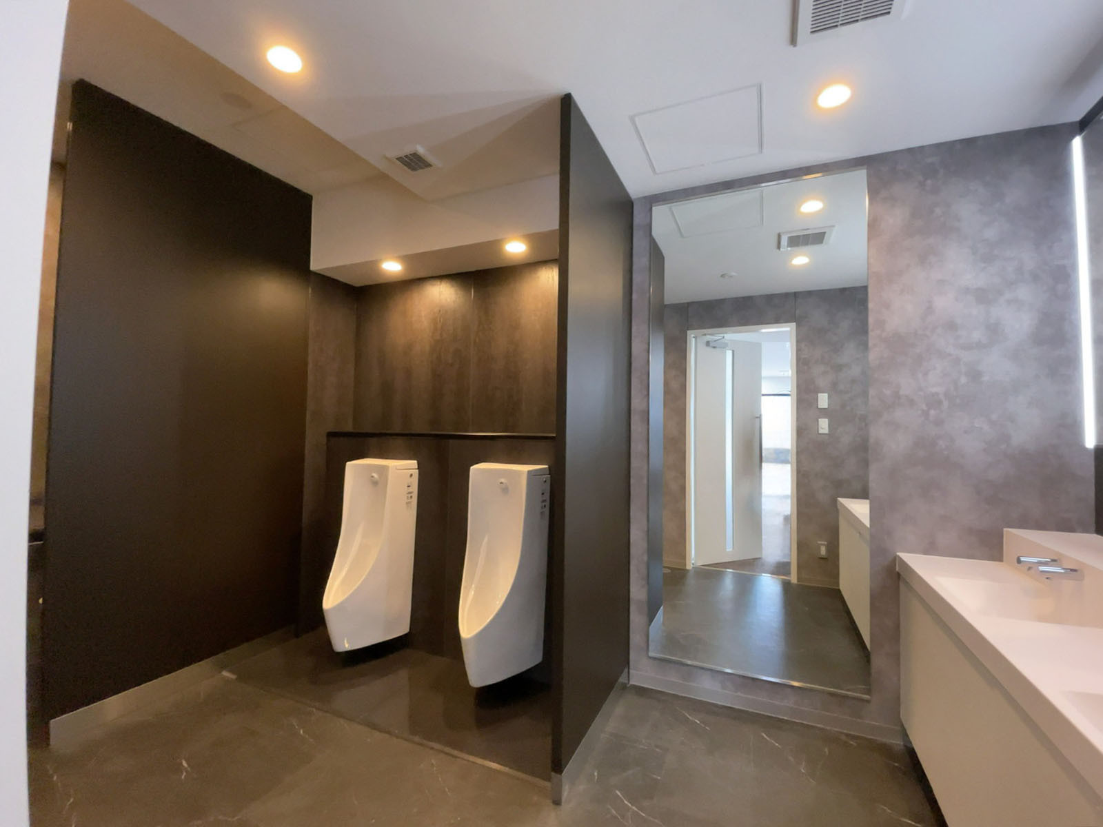 男性用トイレ全体の様子（個室2室、小2つ）