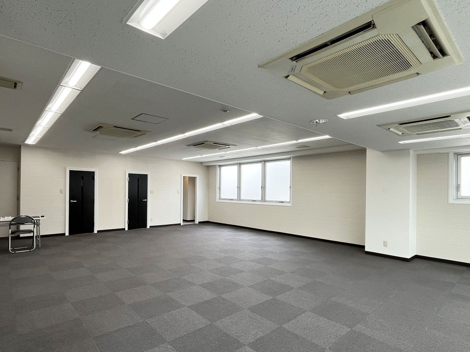 奥側から見た室内