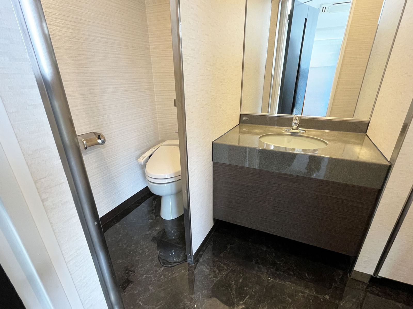 男性用トイレ全体の様子(個室1室、小1つ)