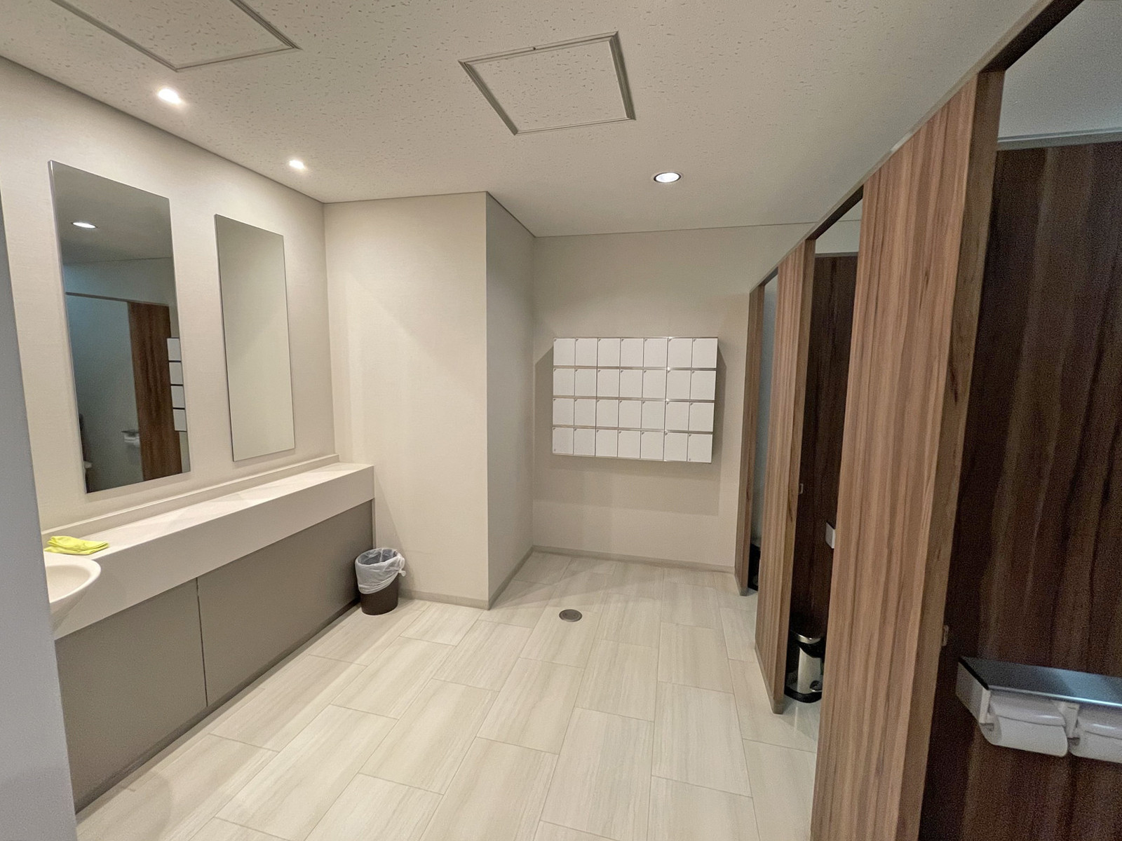 女性用トイレ全体の様子(個室3室)